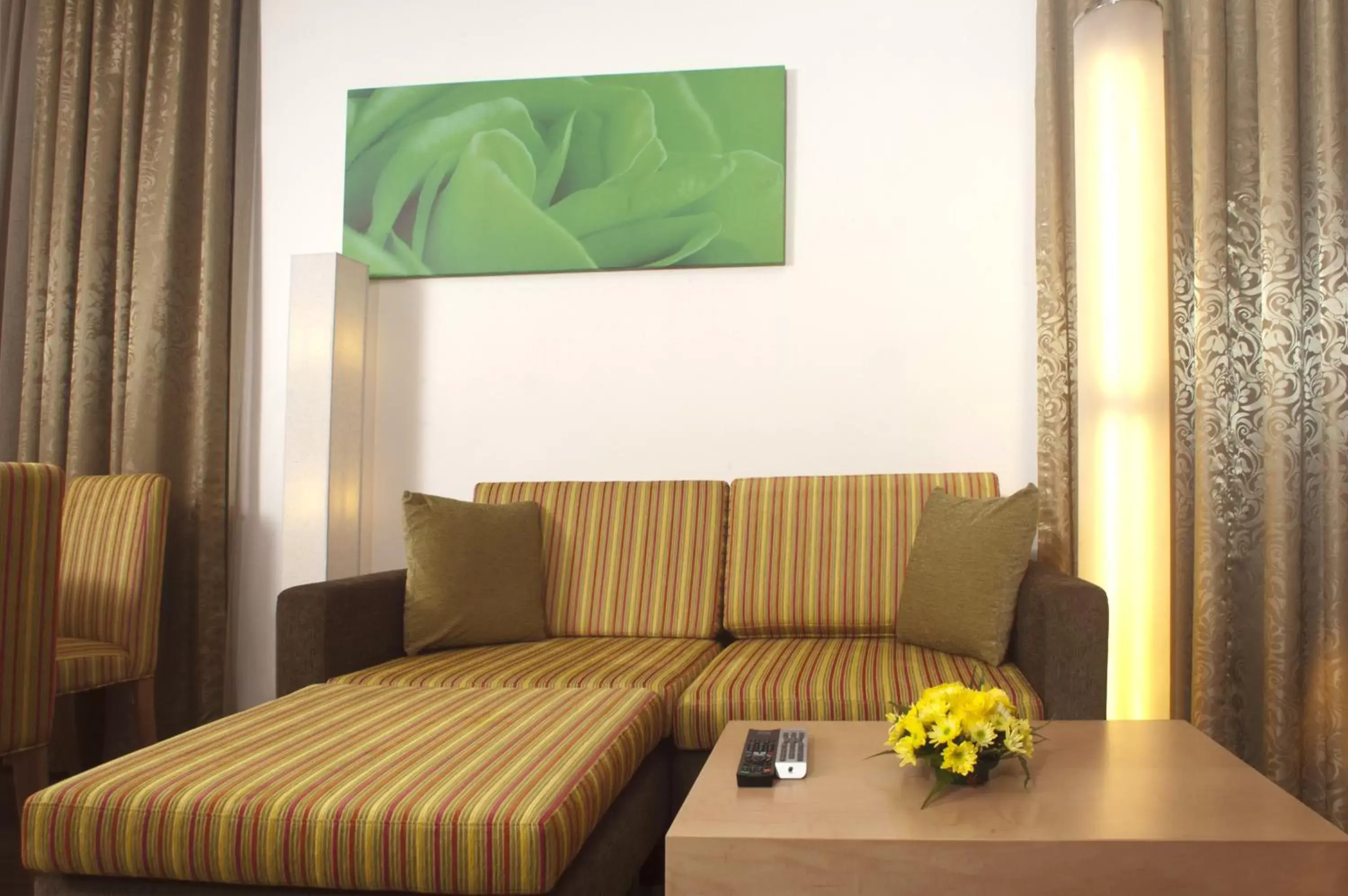 Living room, Bed in Al Khoory Executive Hotel, Al Wasl