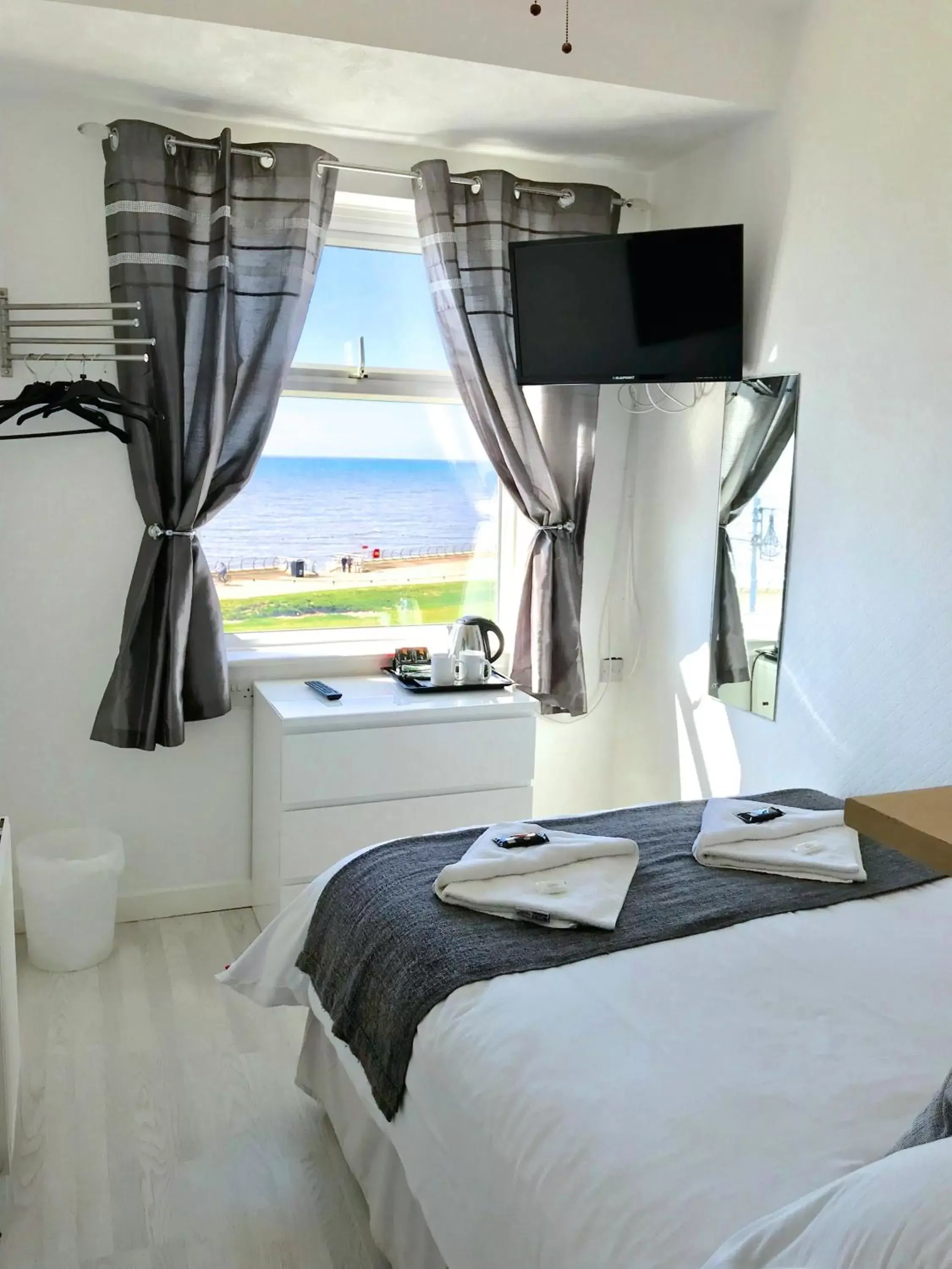 Double Room with Sea View in Sandford Promenade Double Room with Sea View in Sandford Promenade