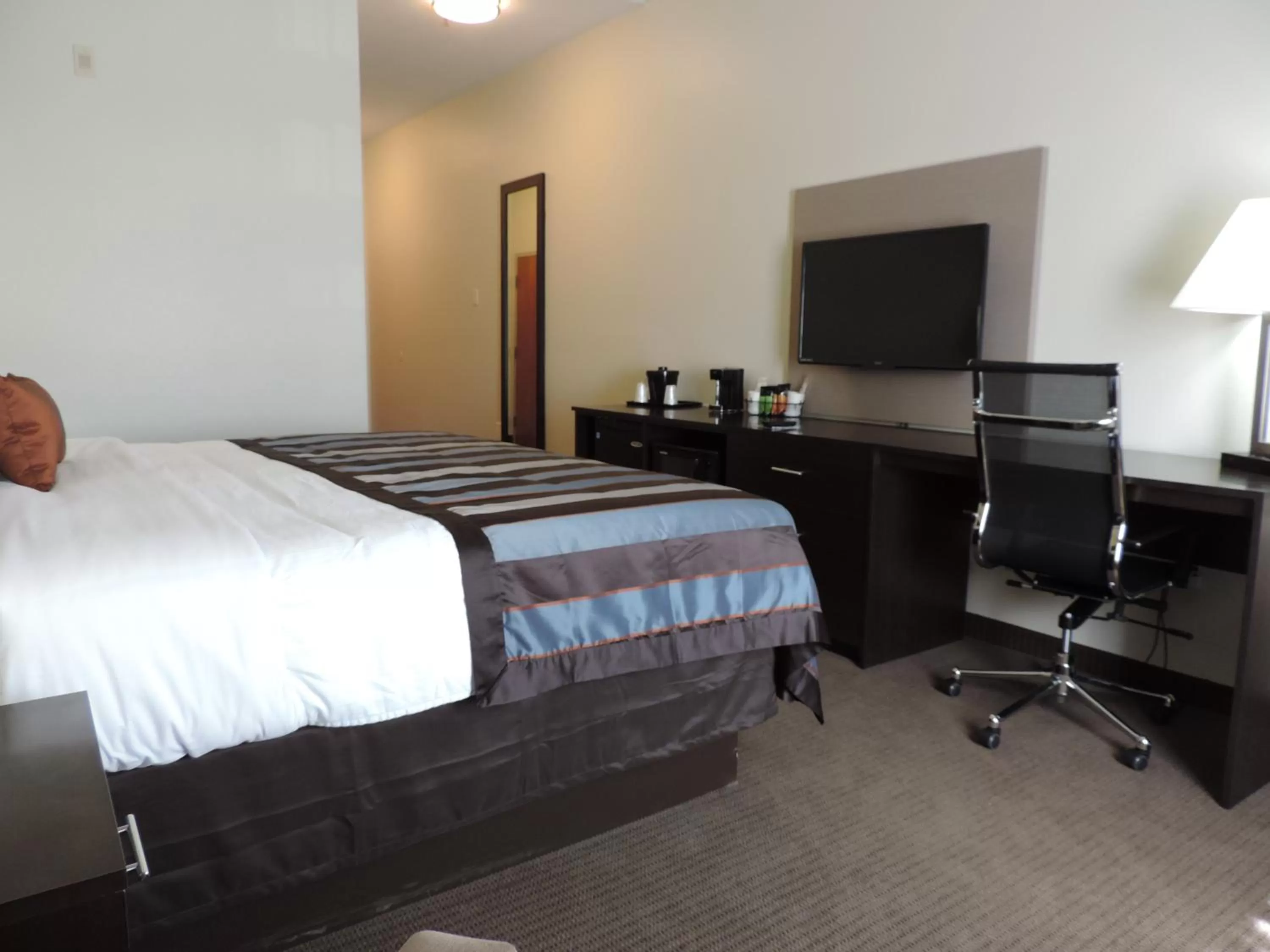 Photo of the whole room, Bed in Wingate by Wyndham Bowling Green