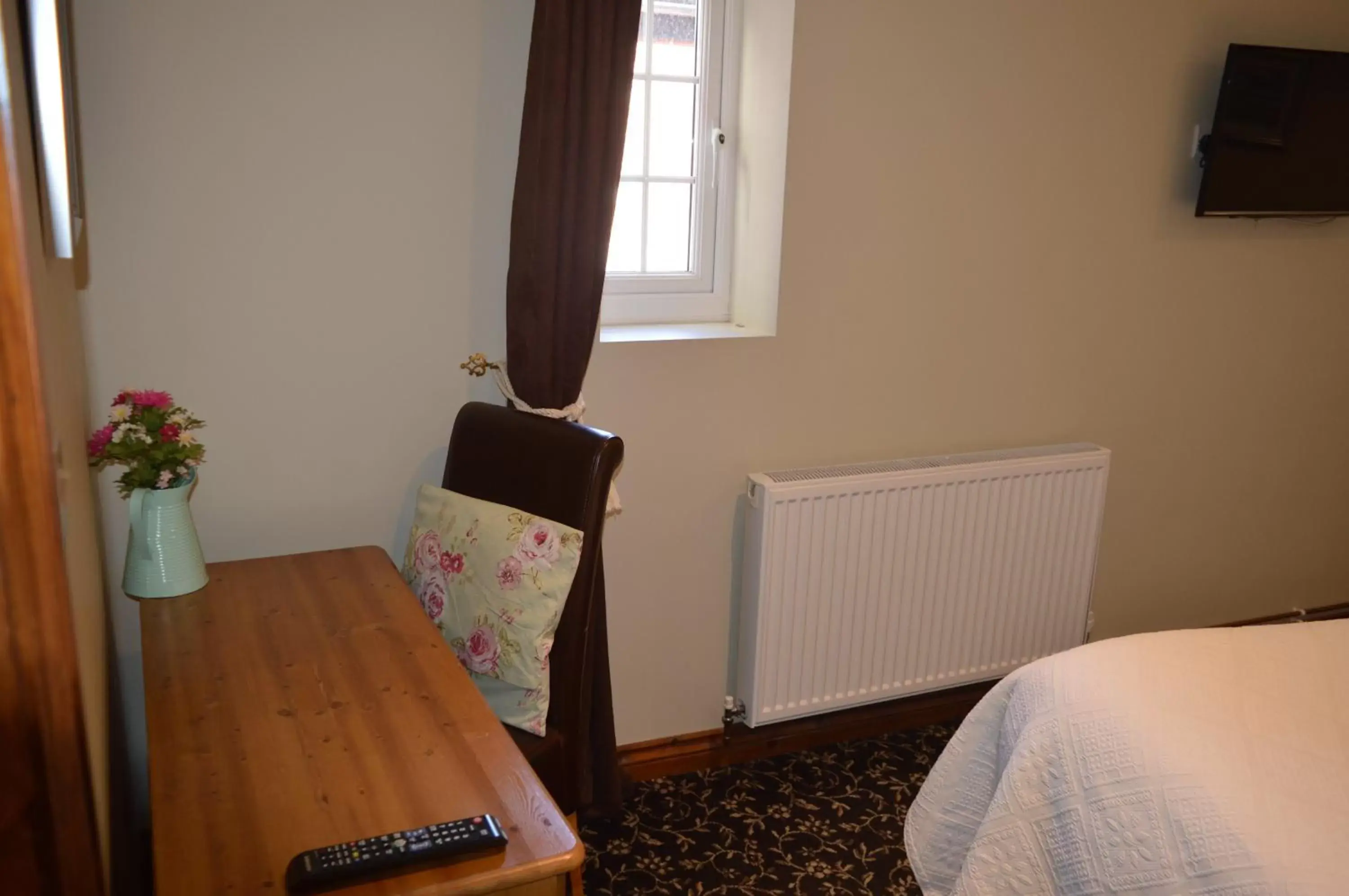 Double Room - single occupancy - Ground Floor in The Ilchester Arms Hotel, Ilchester Somerset Double Room - single occupancy - Ground Floor in The Ilchester Arms Hotel, Ilchester Somerset