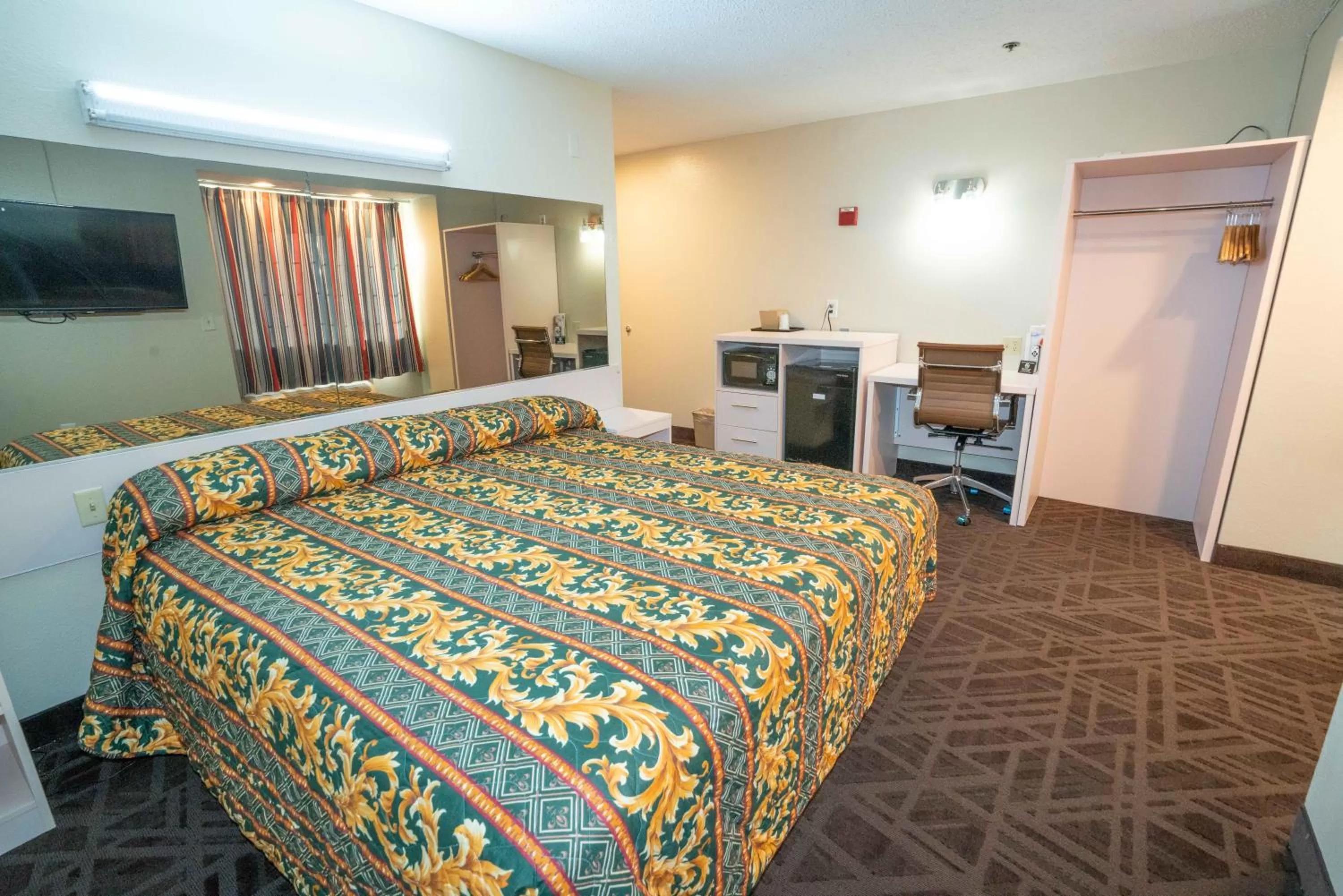 Bed in Regency Inn & Suites DFW