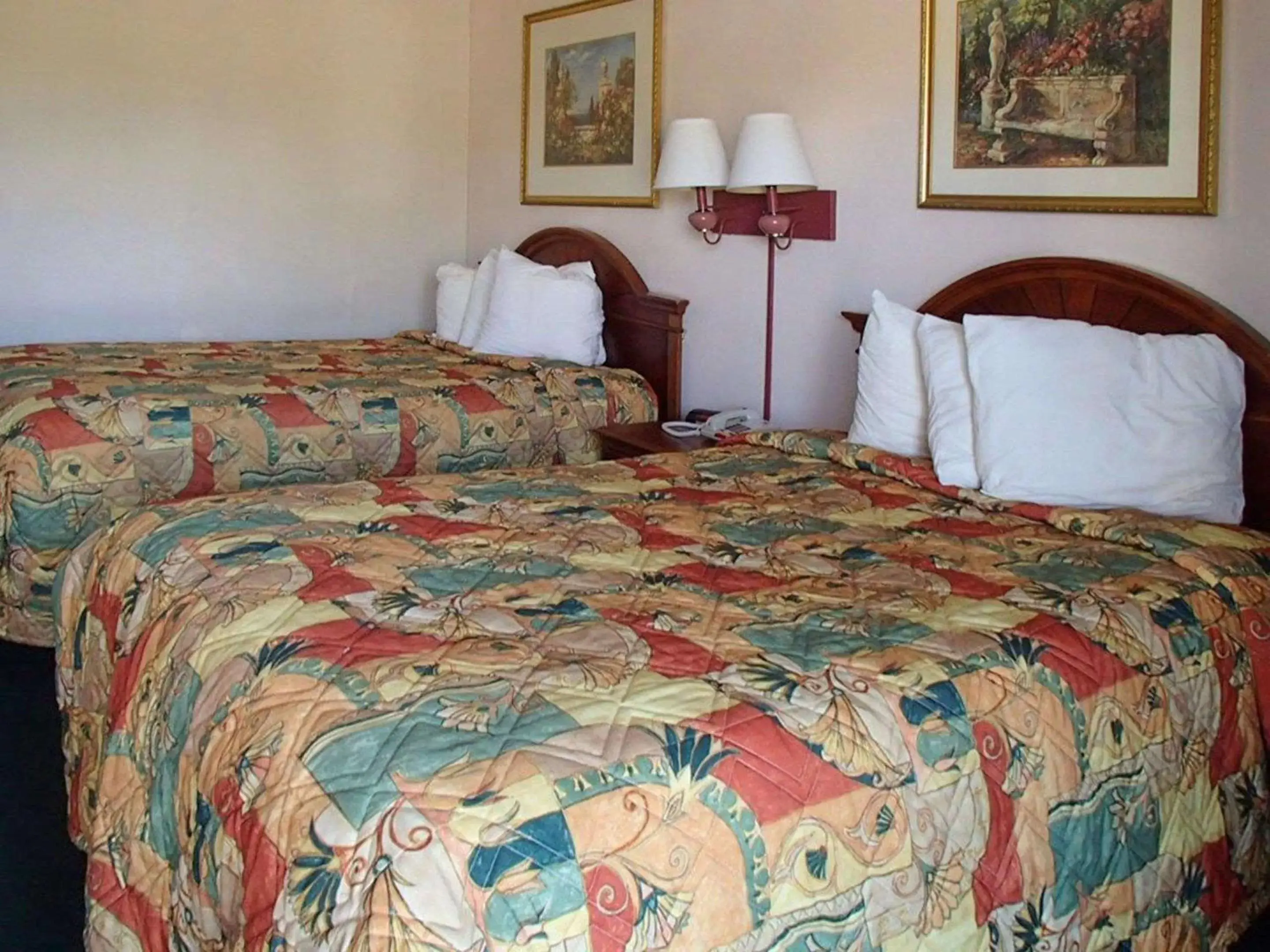 Photo of the whole room, Bed in Rodeway Inn Leesburg Chain of Lakes