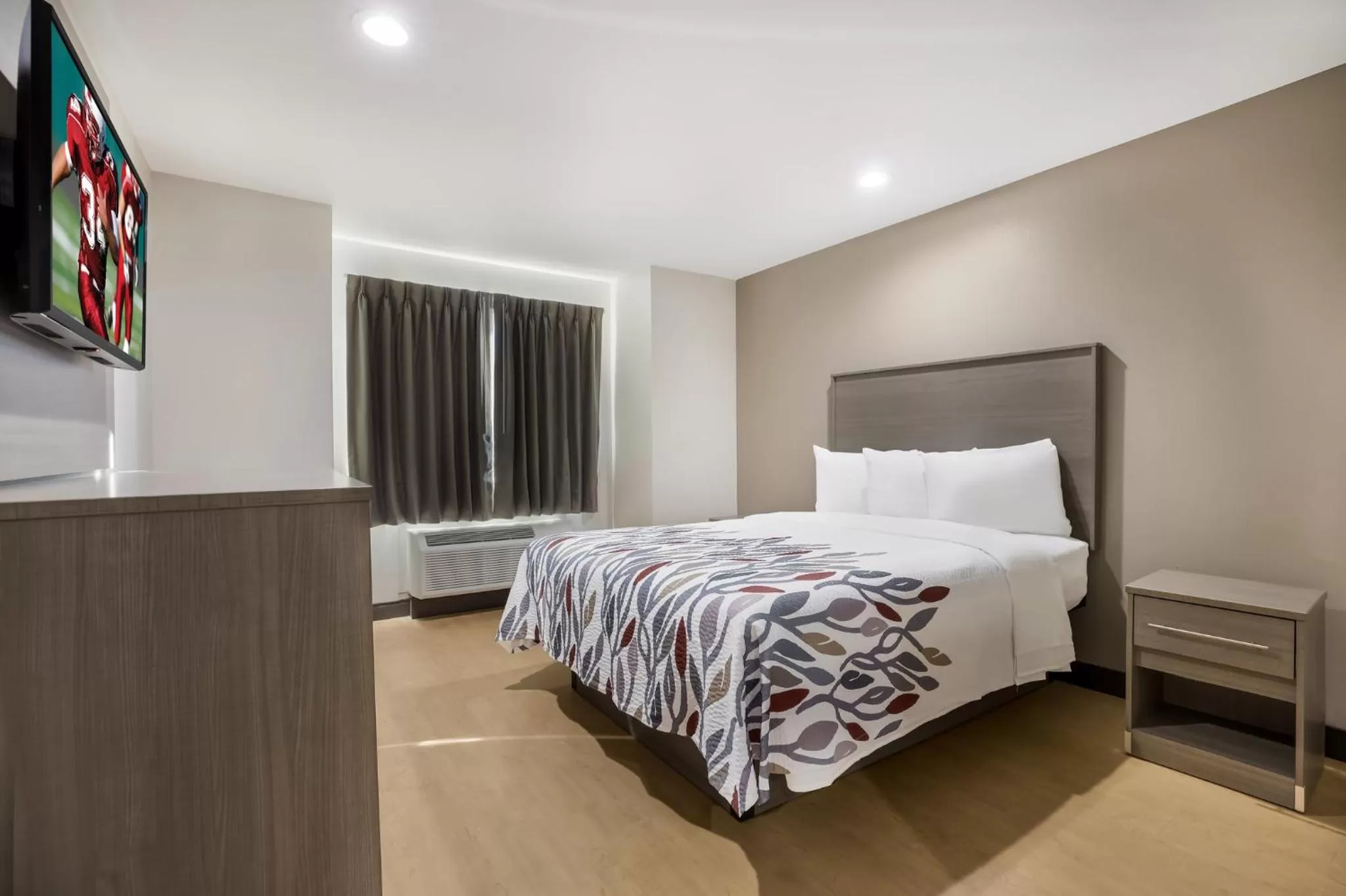 Photo of the whole room, Bed in Red Roof Inn Sulphur