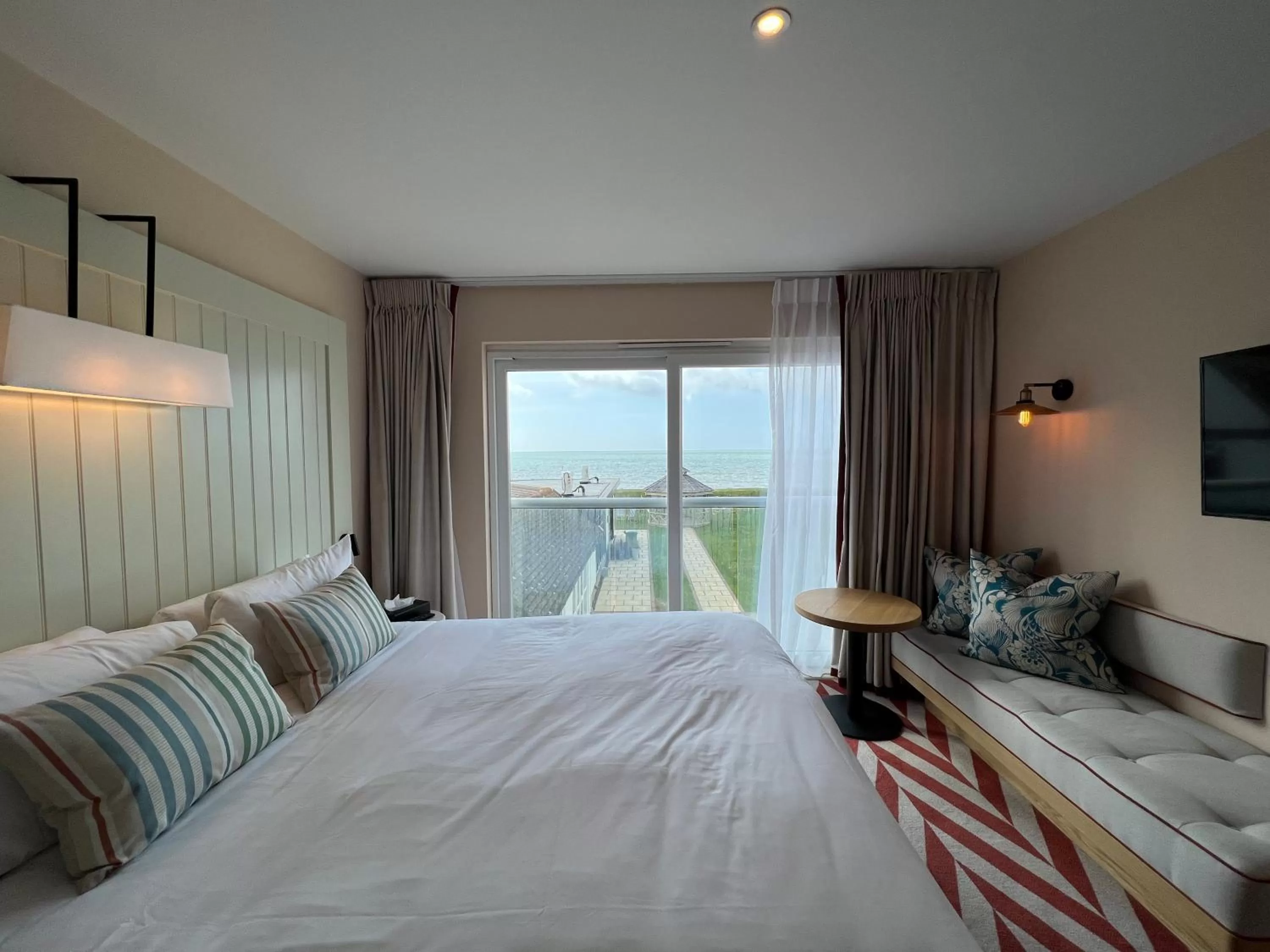 Photo of the whole room, Bed in The Relais Cooden Beach and Spa