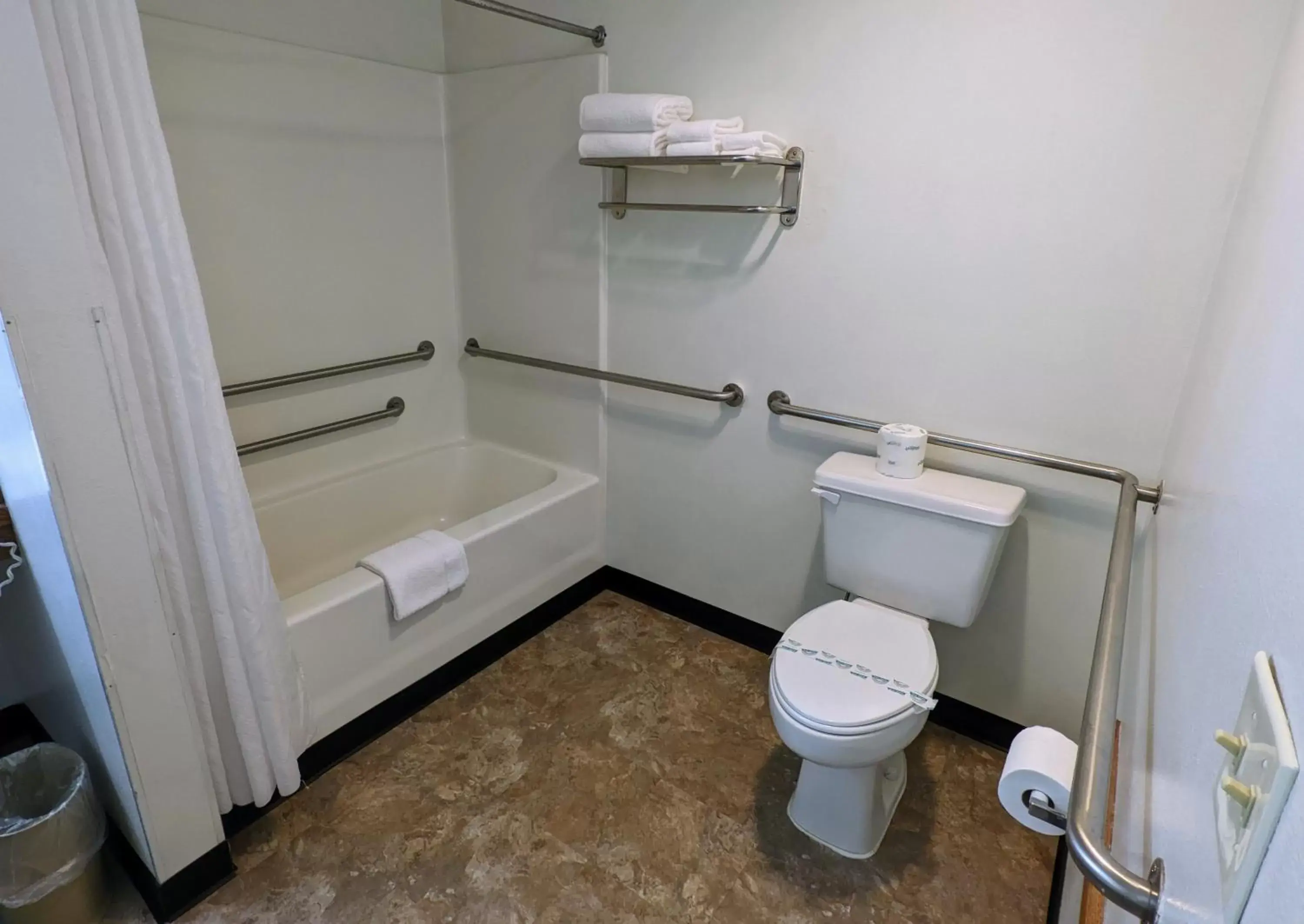 Shower, Bathroom in Fairground Inn