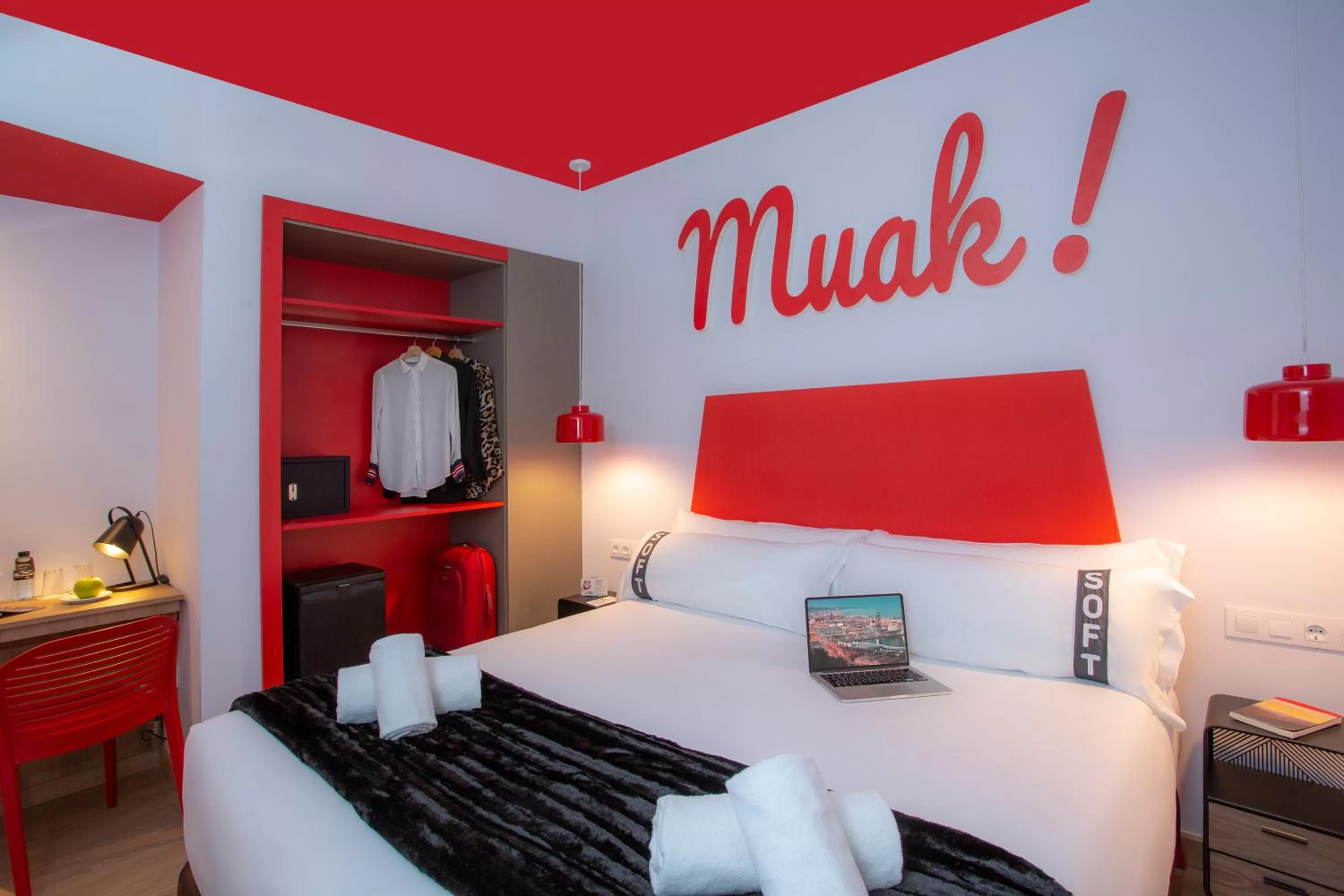 Photo of the whole room, Bed in Casual Colours Barcelona