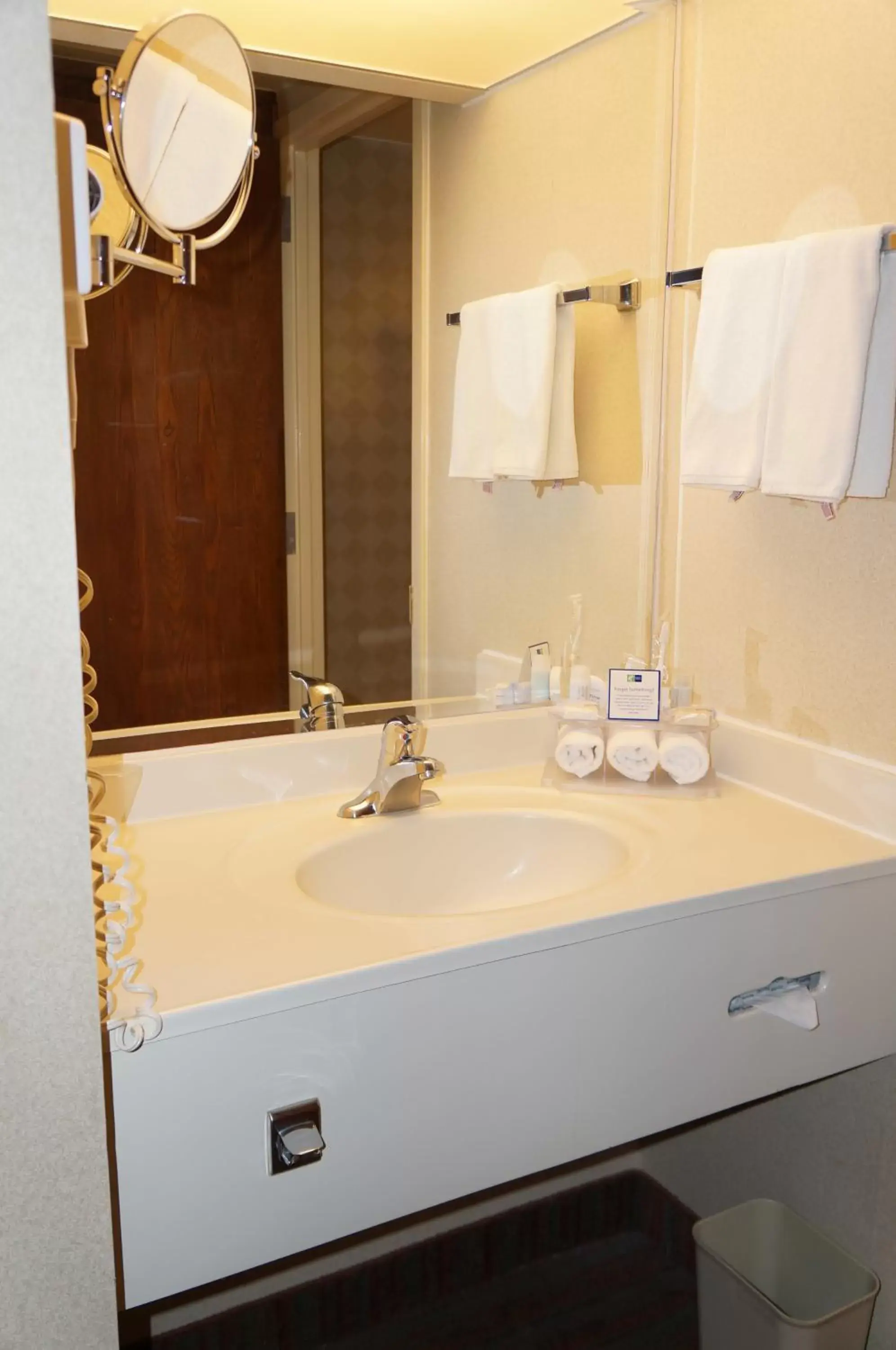 Standard King Room in Holiday Inn Express - Monterrey - Tecnologico by IHG Standard King Room in Holiday Inn Express - Monterrey - Tecnologico by IHG