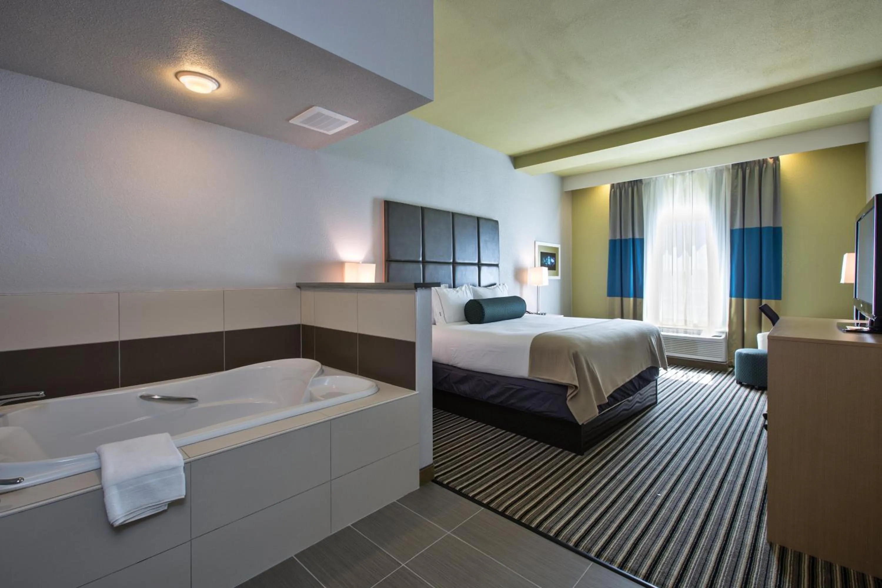 Bedroom, Bed in Holiday Inn Express & Suites Carlisle - Harrisburg Area by IHG
