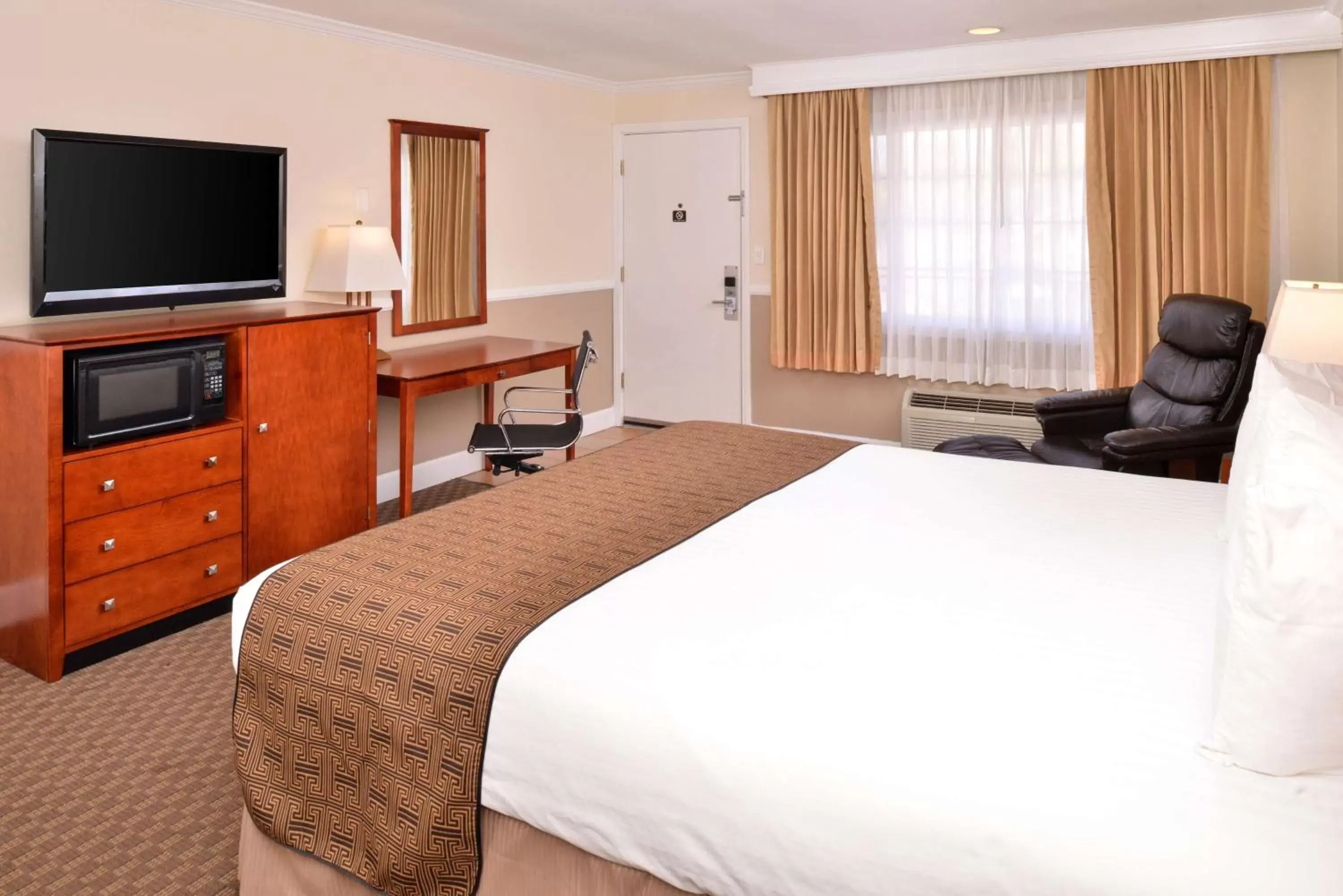 King Room with Bath Tub and Balcony - Disability Access/Pet Friendly in Best Western Capistrano Inn