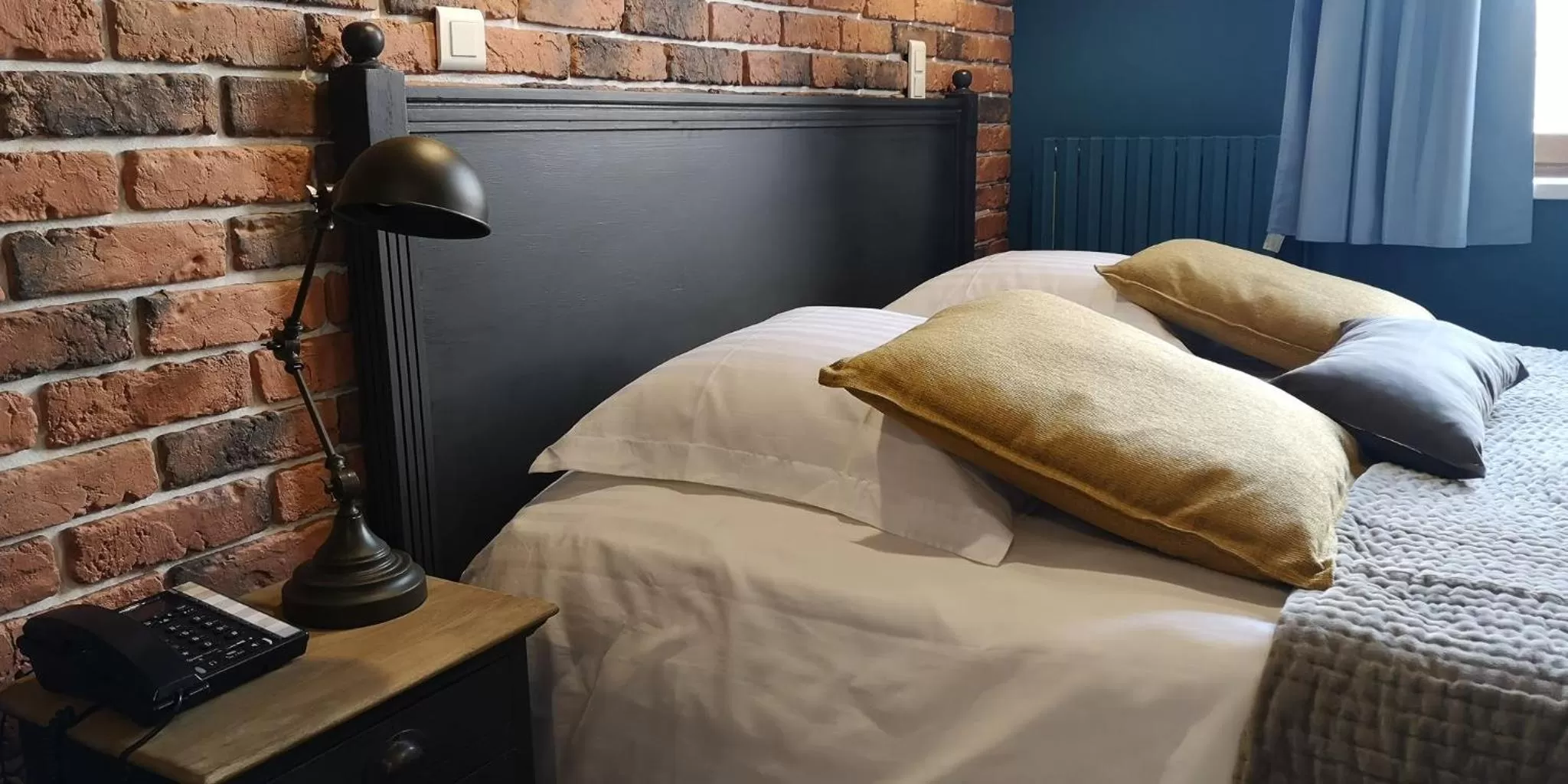 Bedroom, Bed in Centre Bol Vert