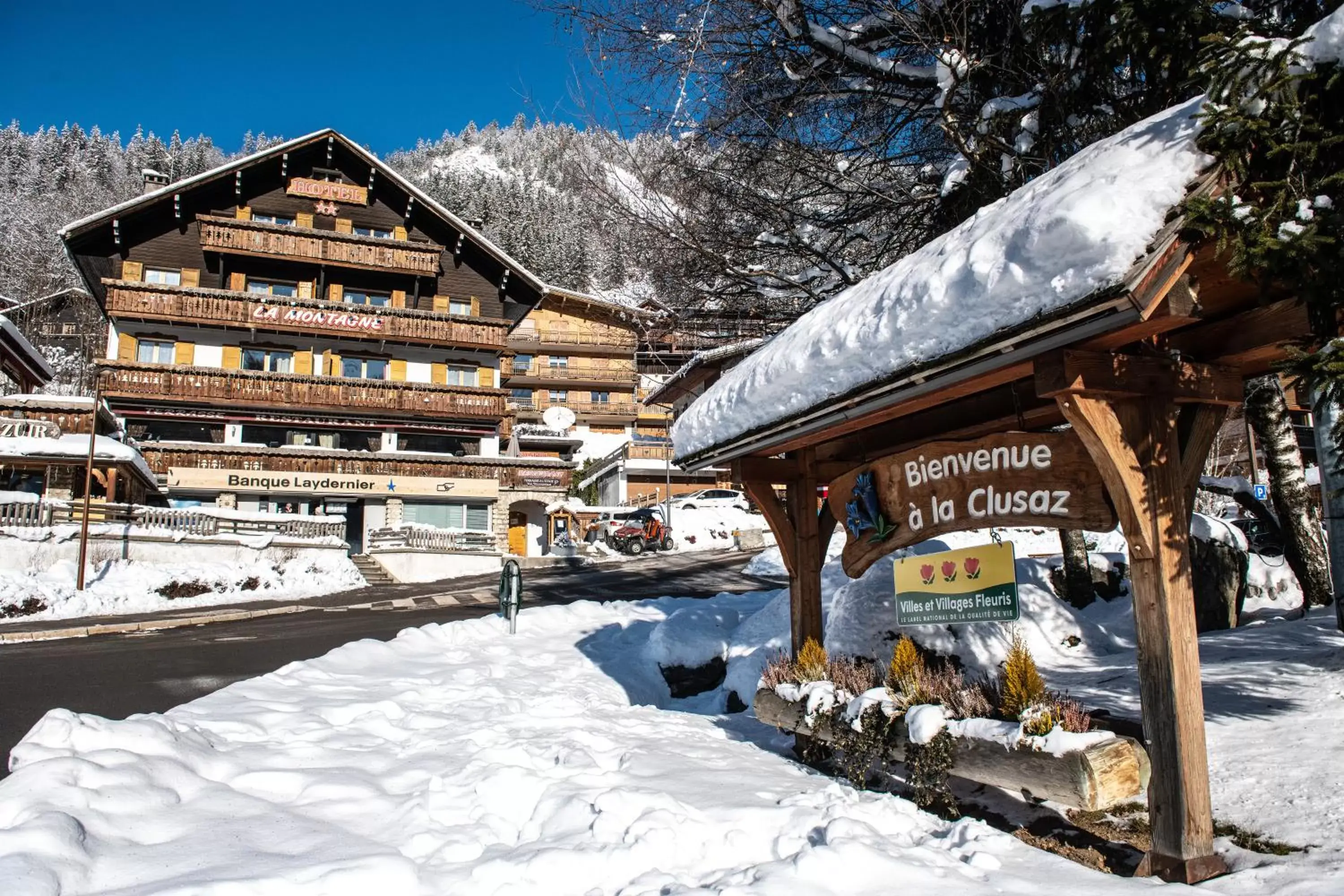 Property building, Winter in Hotel La Montagne