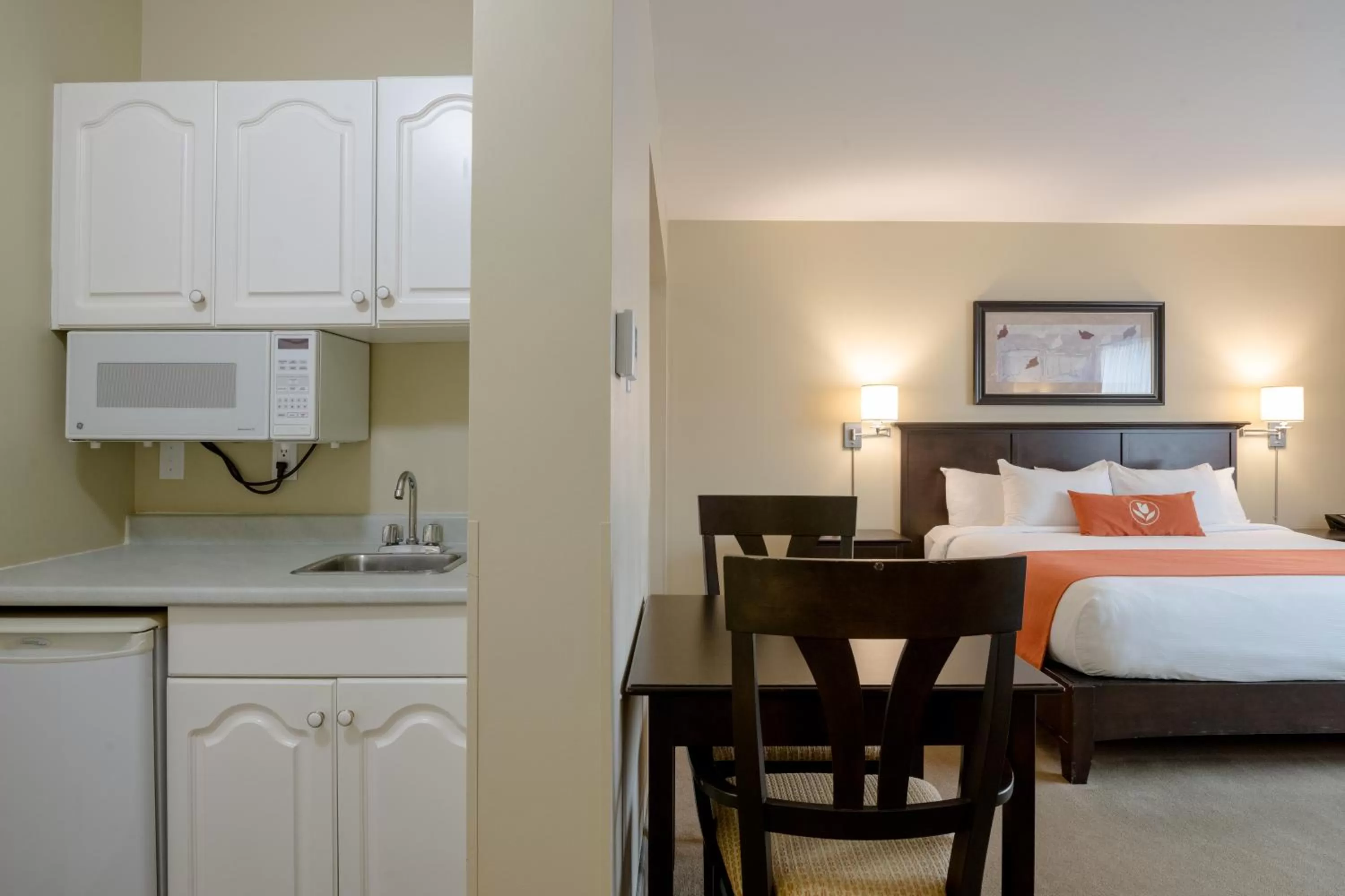 Bed in Amsterdam Inn & Suites Sussex