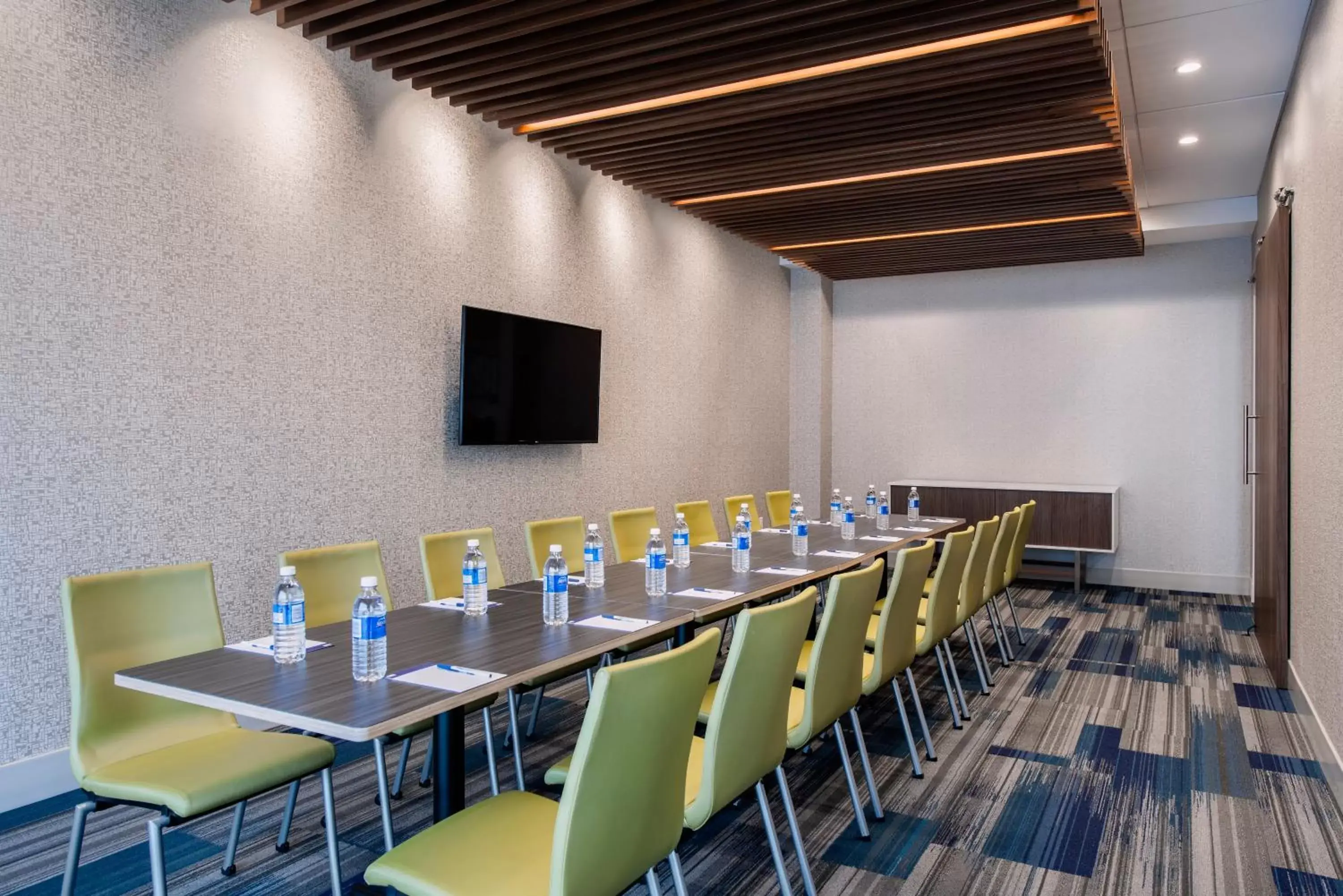 Meeting/conference room in Holiday Inn Express & Suites Kelowna - East, an IHG Hotel