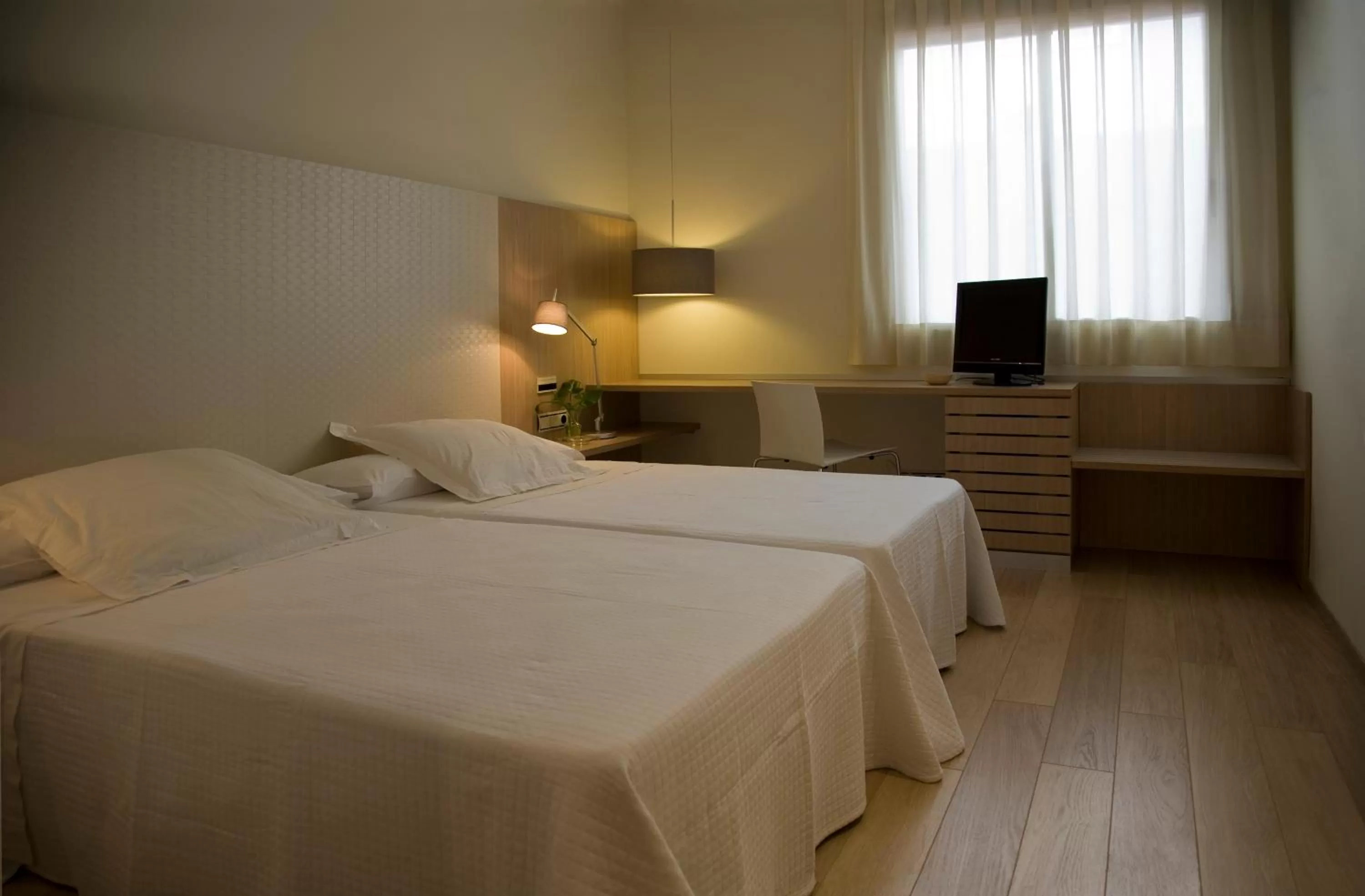 Photo of the whole room, Bed in Checkin Valencia Ciscar