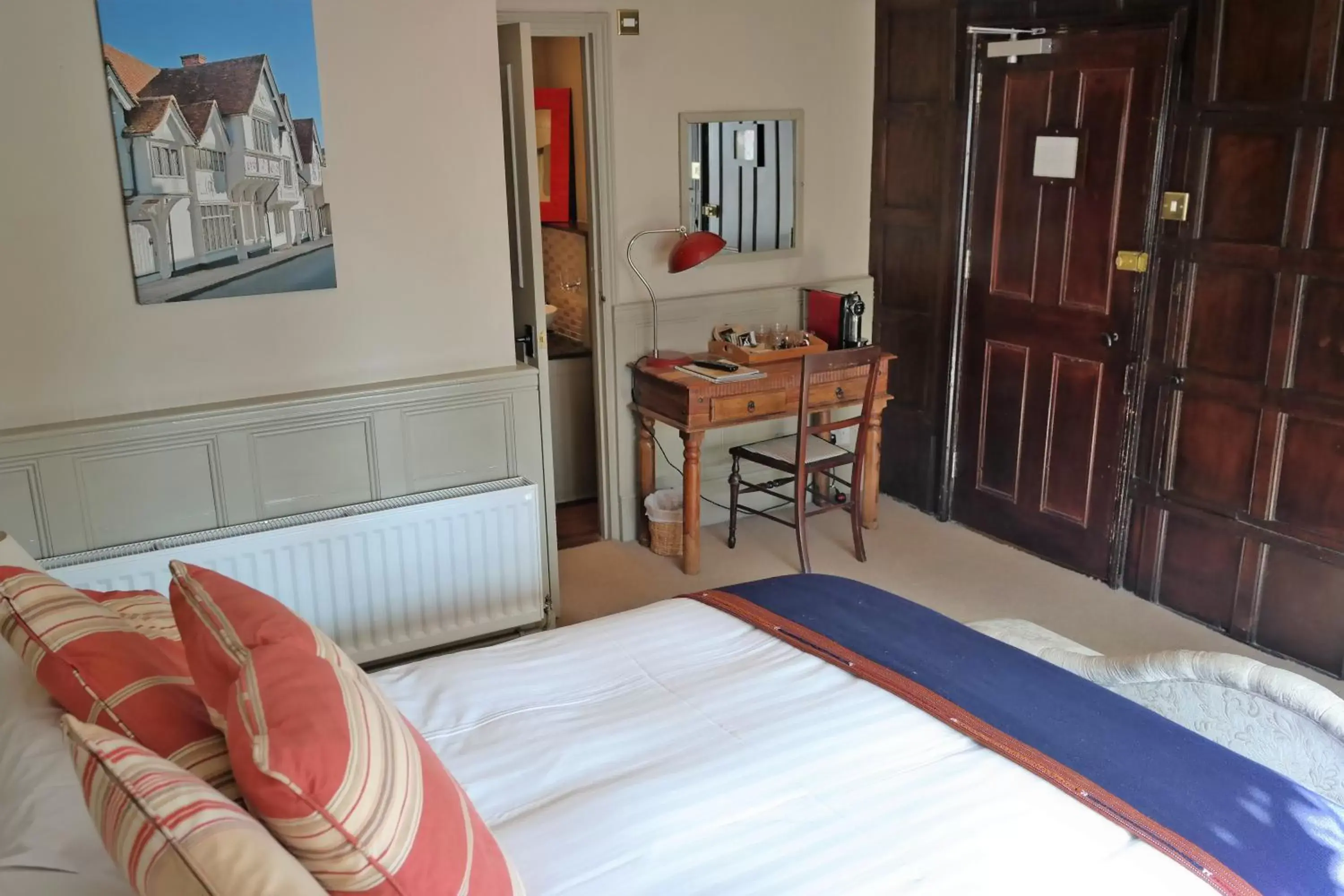 Photo of the whole room, Bed in The Cross Keys Photo of the whole room, Bed in The Cross Keys