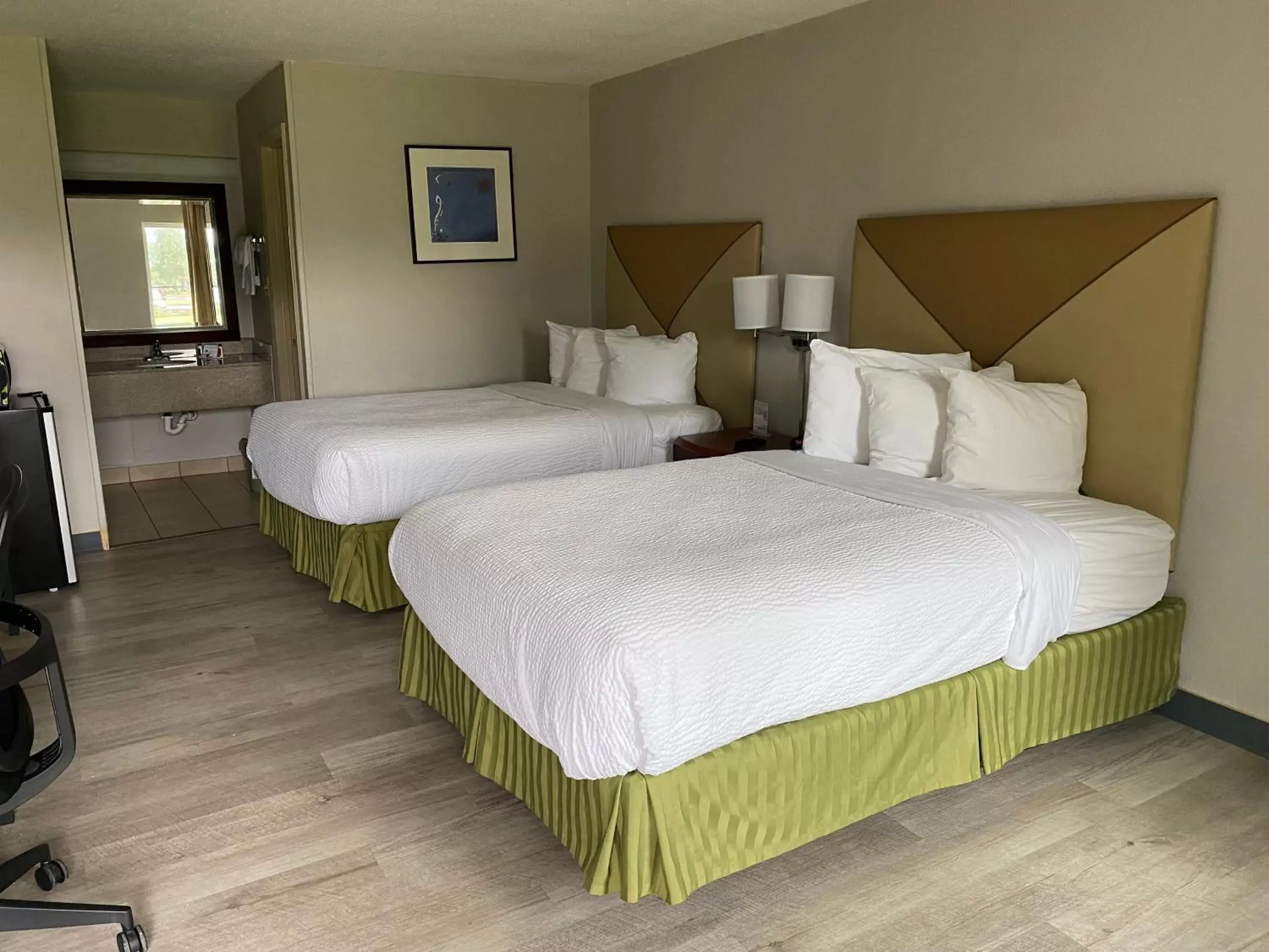 Photo of the whole room, Bed in Days Inn by Wyndham Brunswick/St. Simons Area