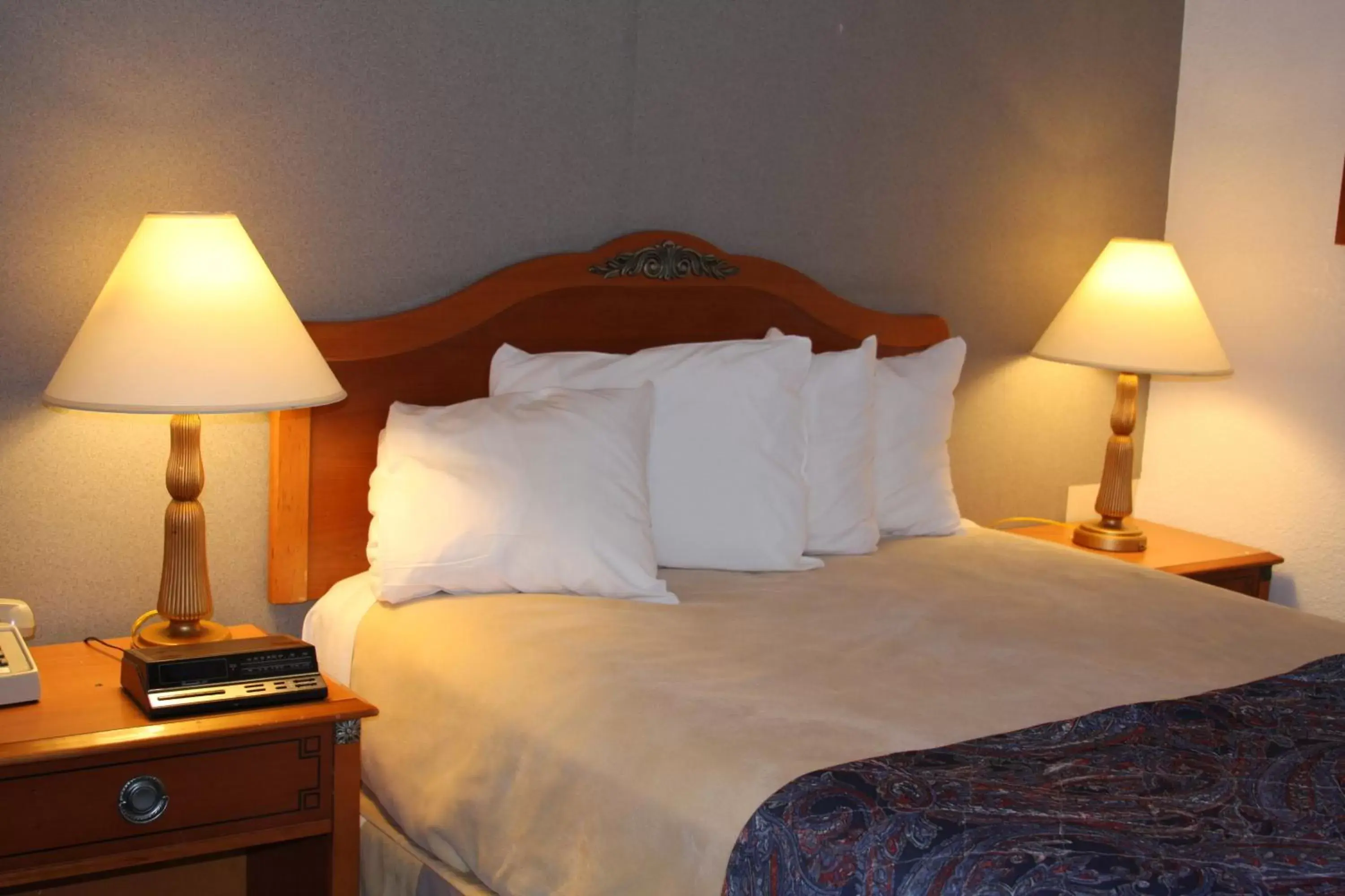 Bedroom, Bed in Days Inn & Suites by Wyndham Needles