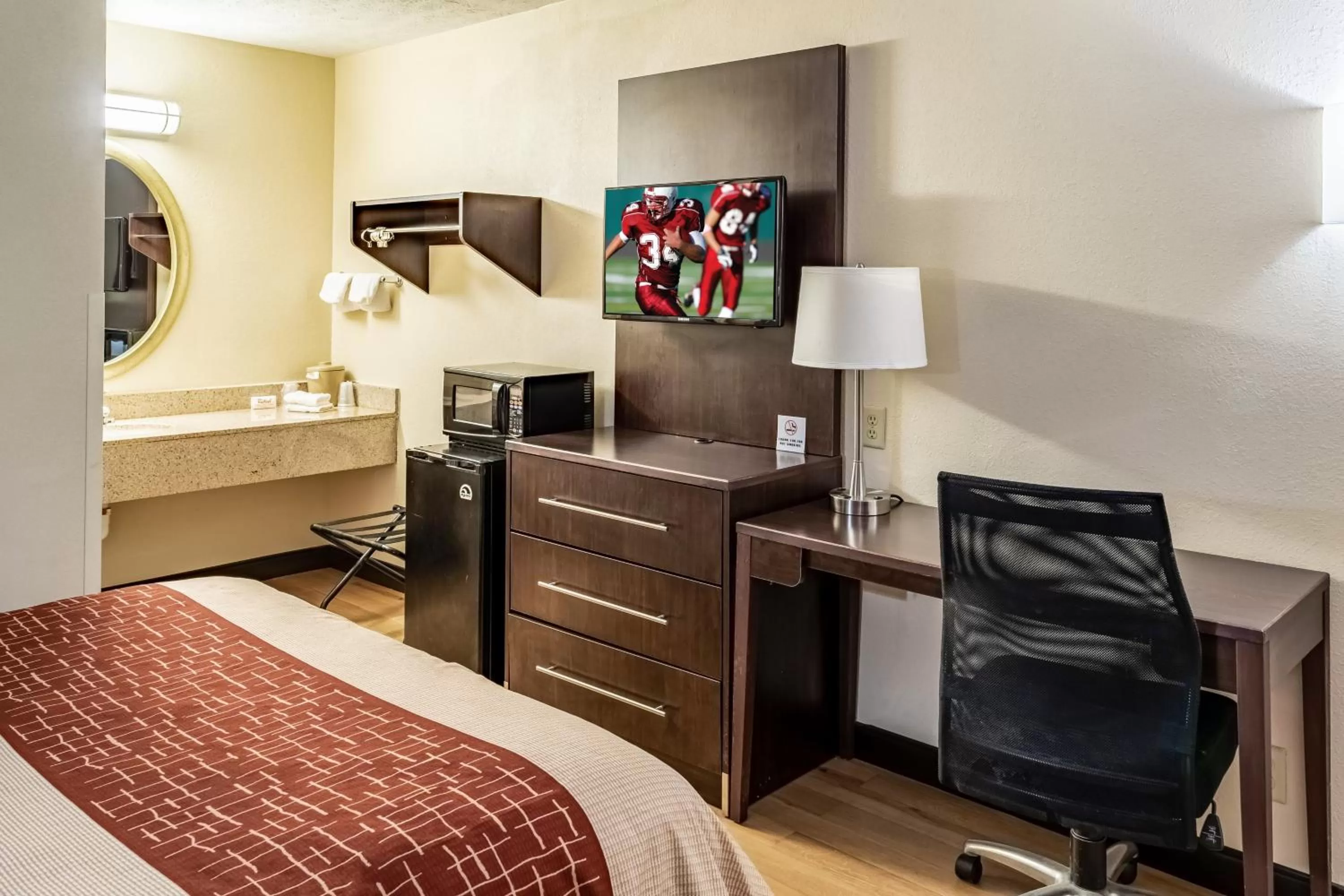 Bedroom, Bed in Red Roof Inn Columbus - Taylorsville