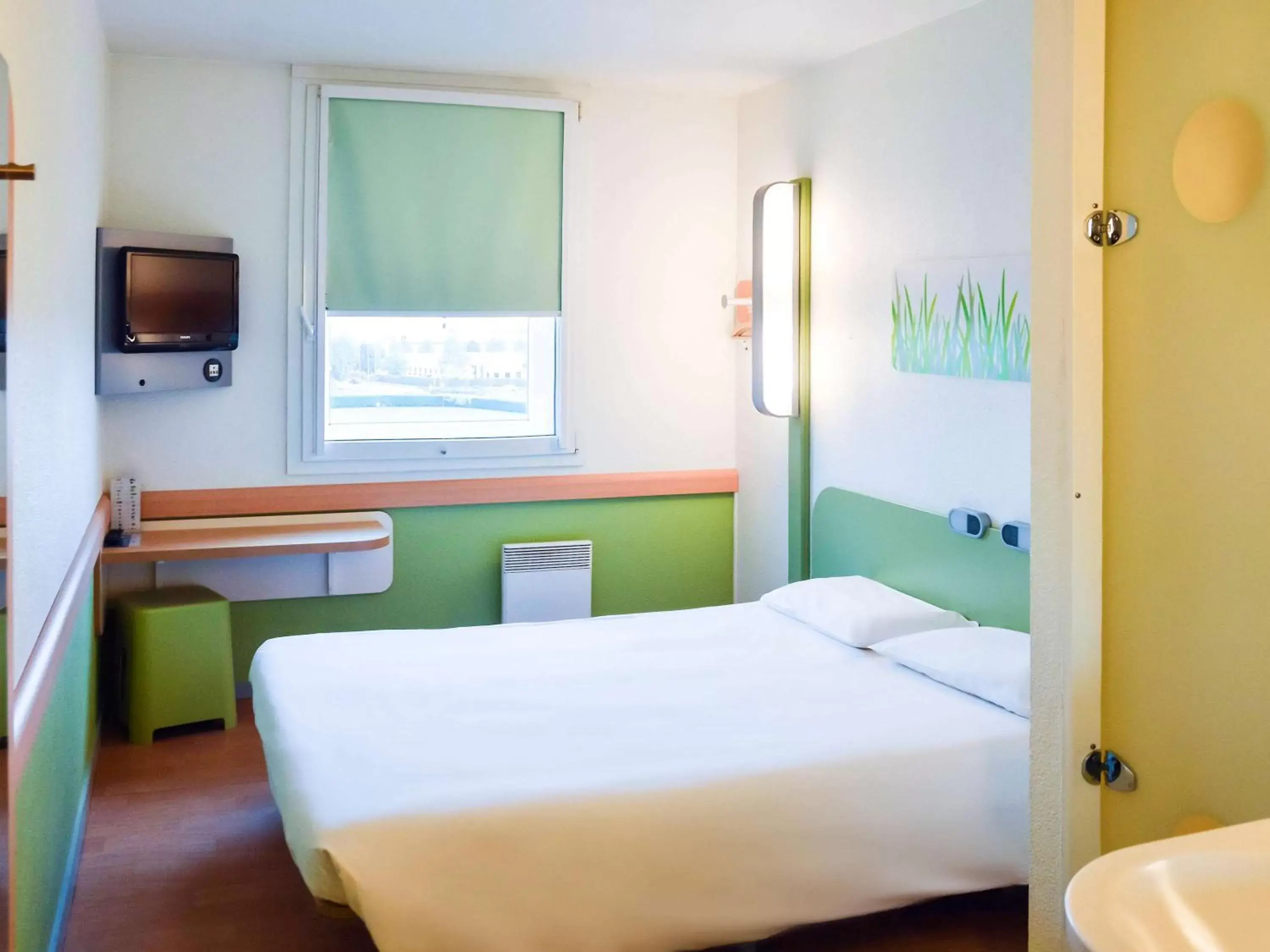 Photo of the whole room, Bed in ibis budget Roissy CDG Paris Nord 2