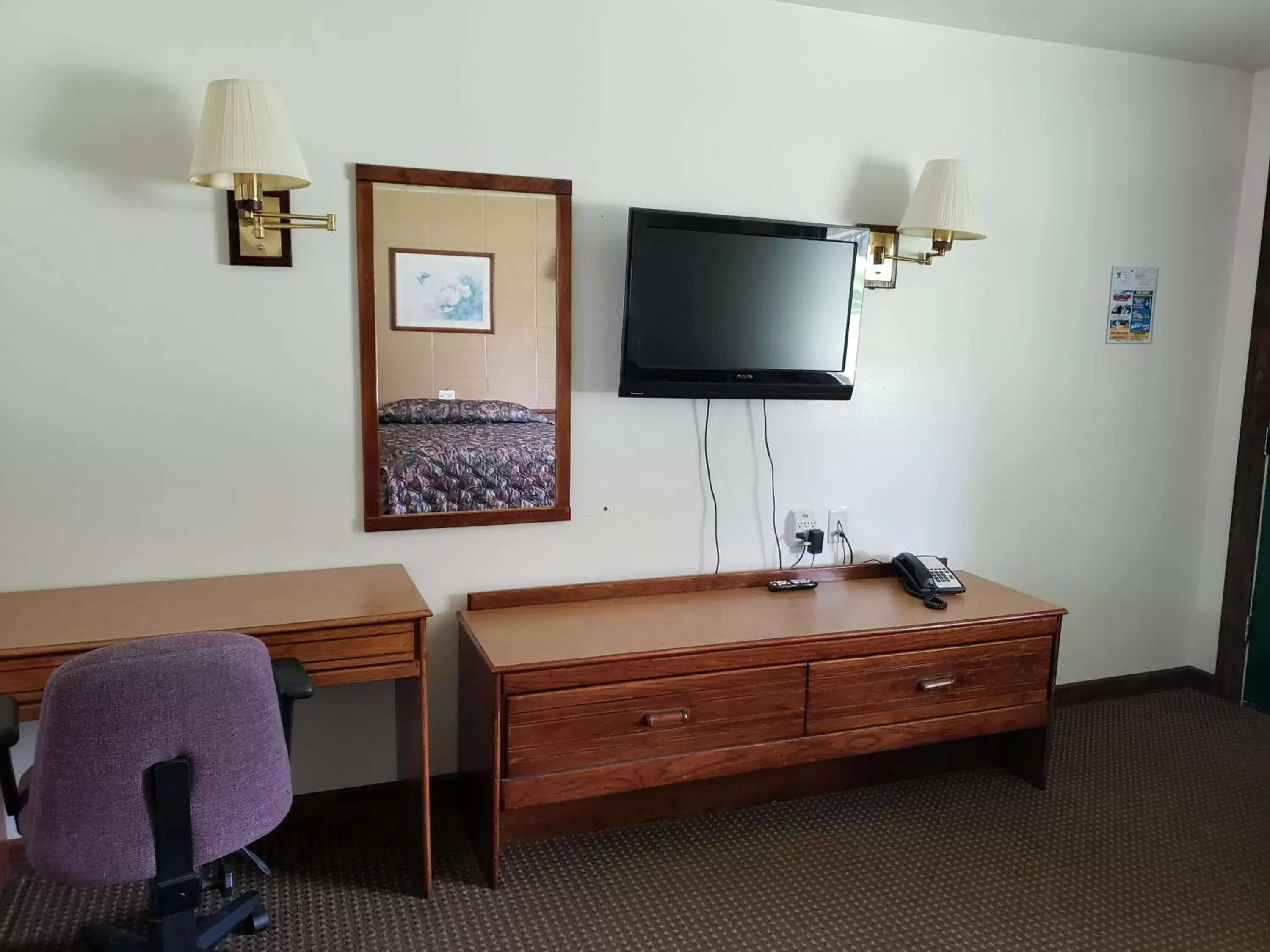 TV and multimedia, TV/Entertainment Center in Spinning Wheel Motel