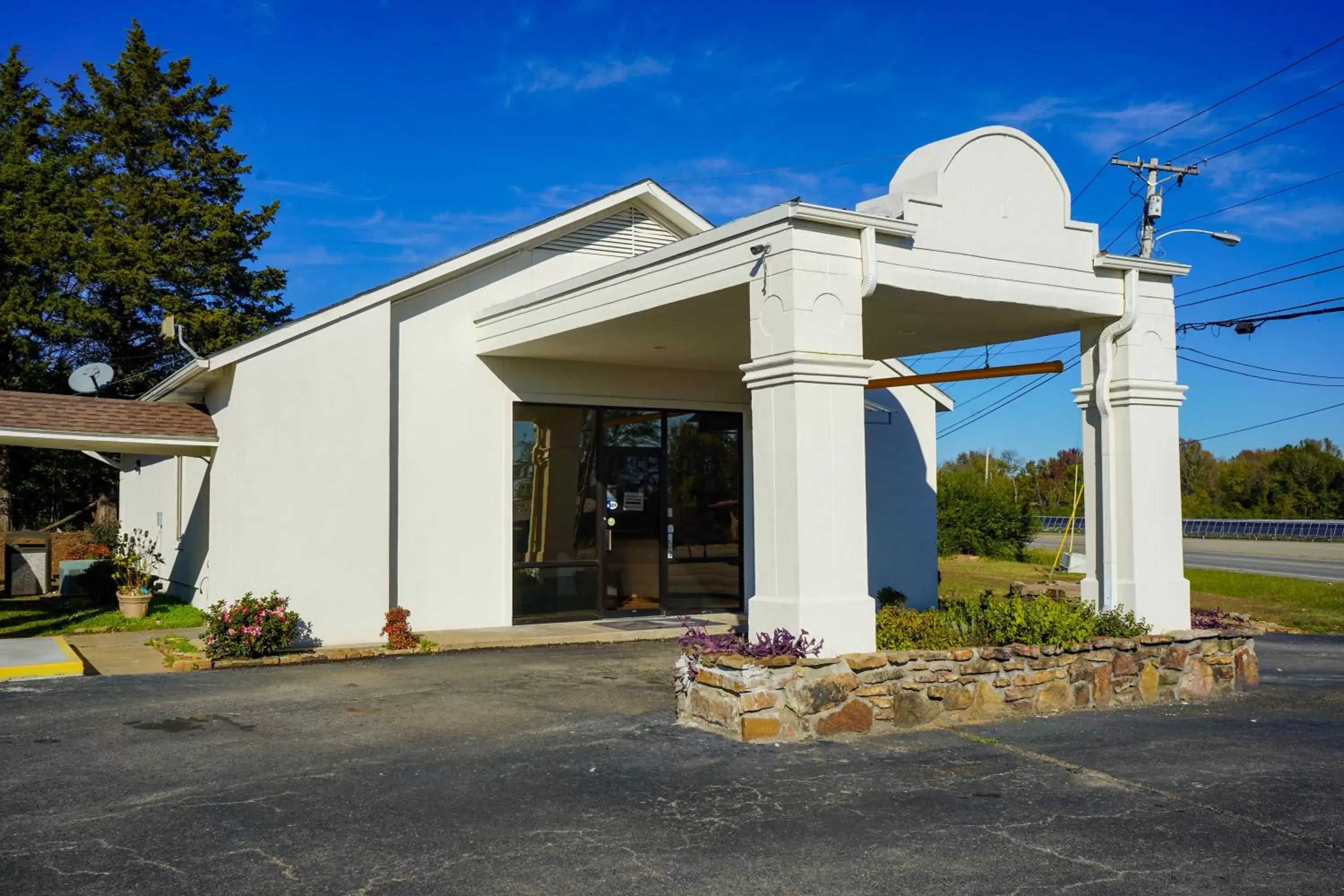 Property building in Sunset Inn Clarksville Property building in Sunset Inn Clarksville