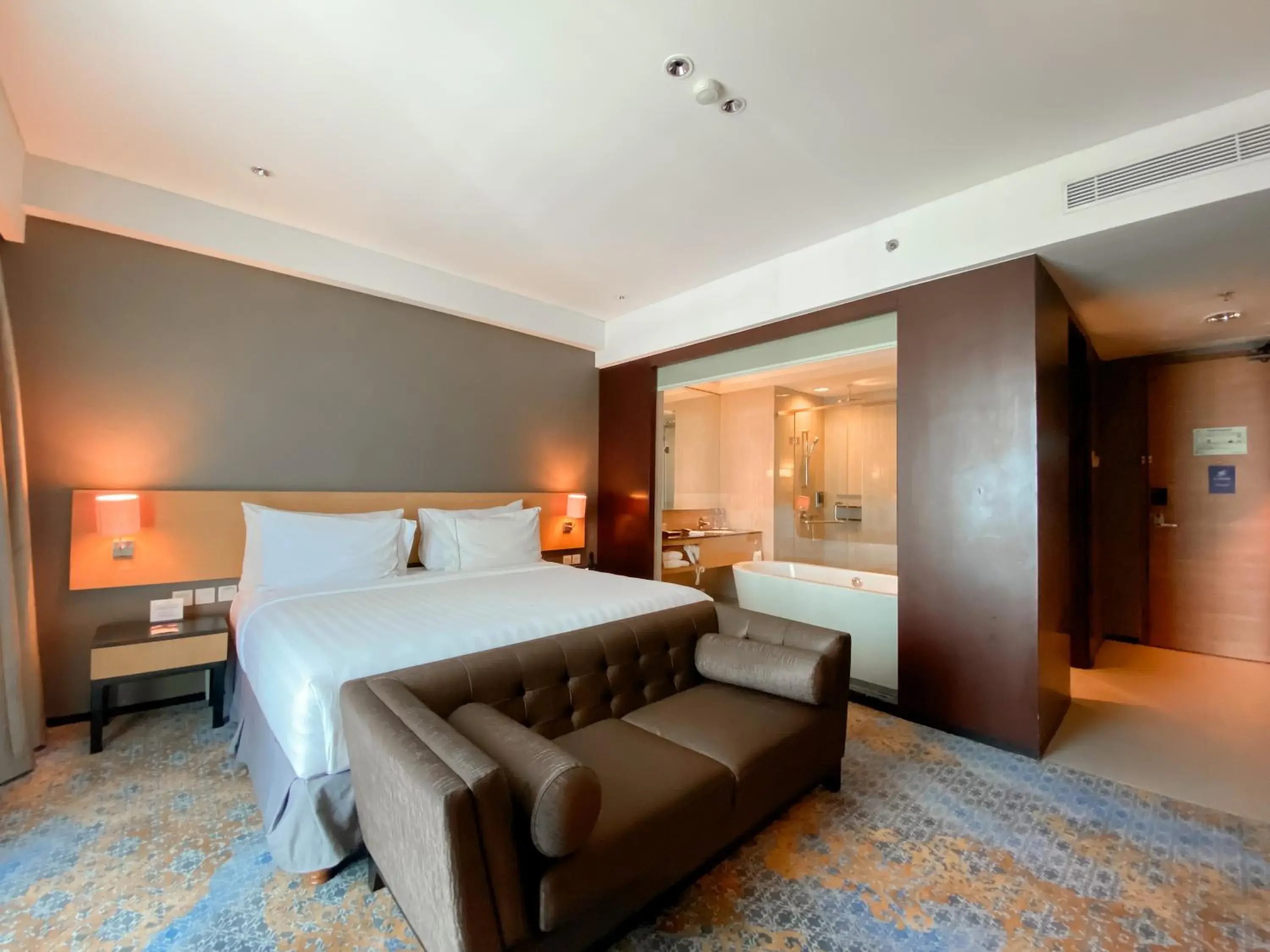 Bedroom, Bed in Js Luwansa Hotel & Convention Center