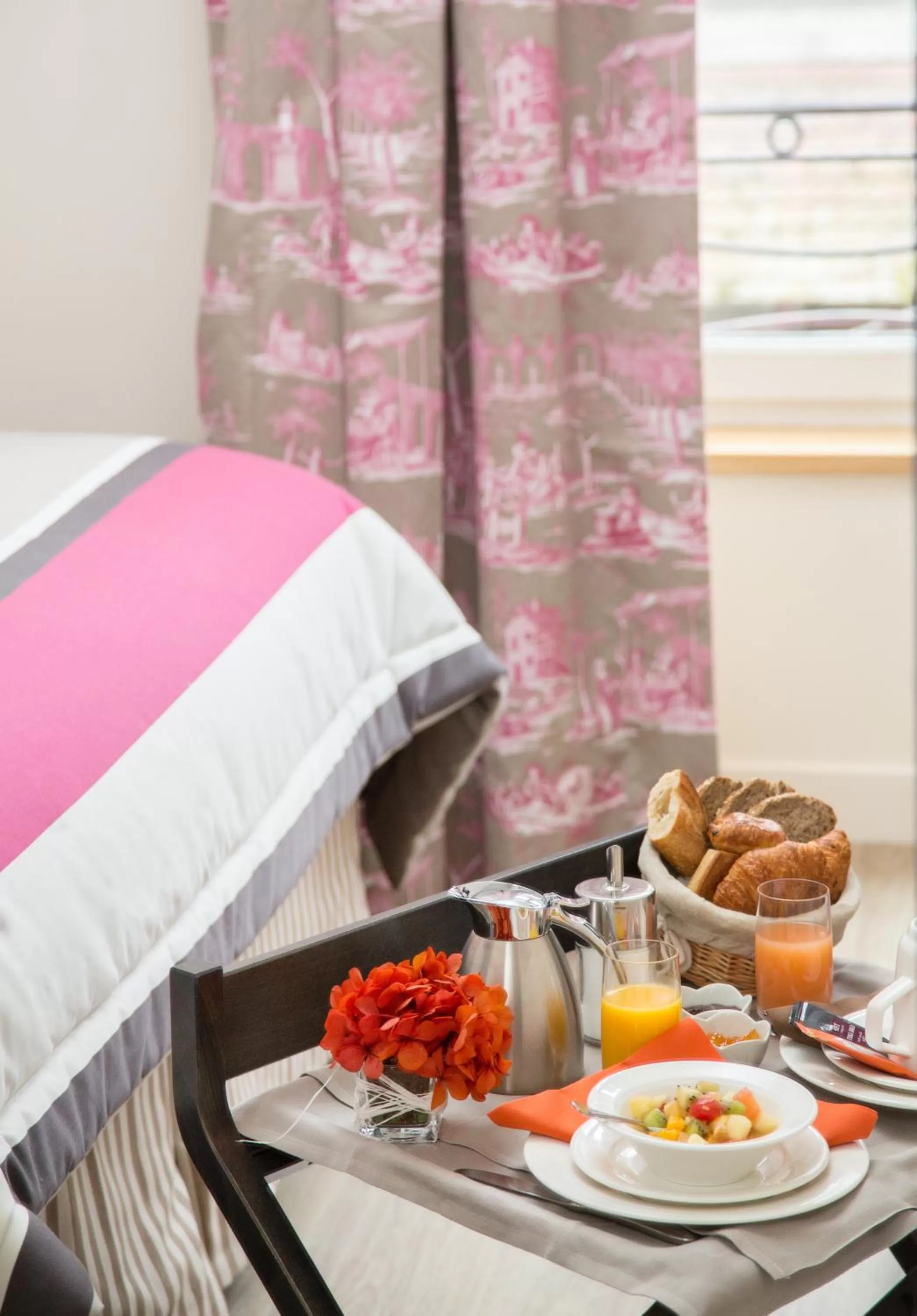 Breakfast, Bed in Relais des Trois Châteaux Hôtel-Restaurant - Teritoria