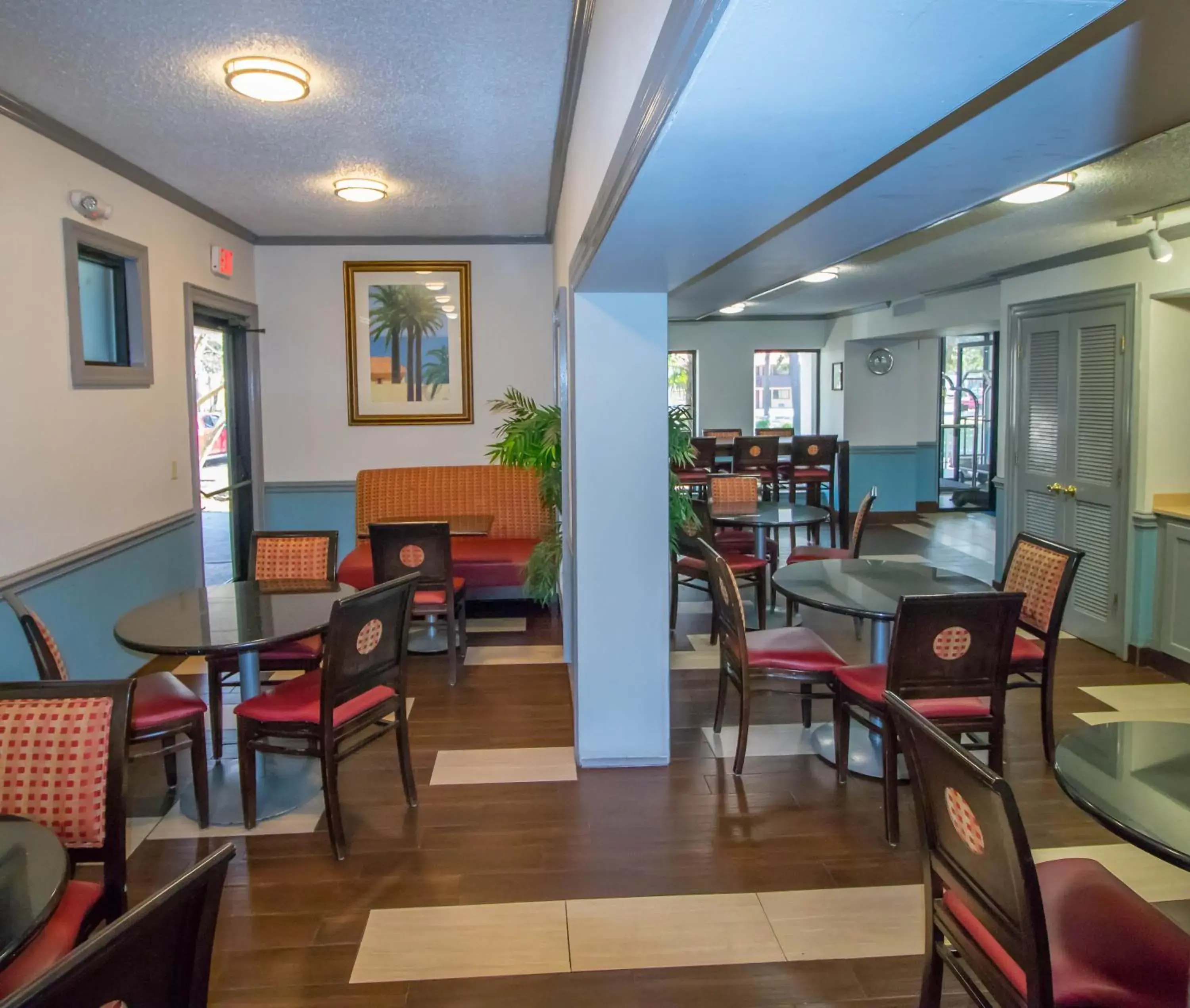 Communal lounge/ TV room, Restaurant/Places to Eat in Sweet Dream Inn - University Park