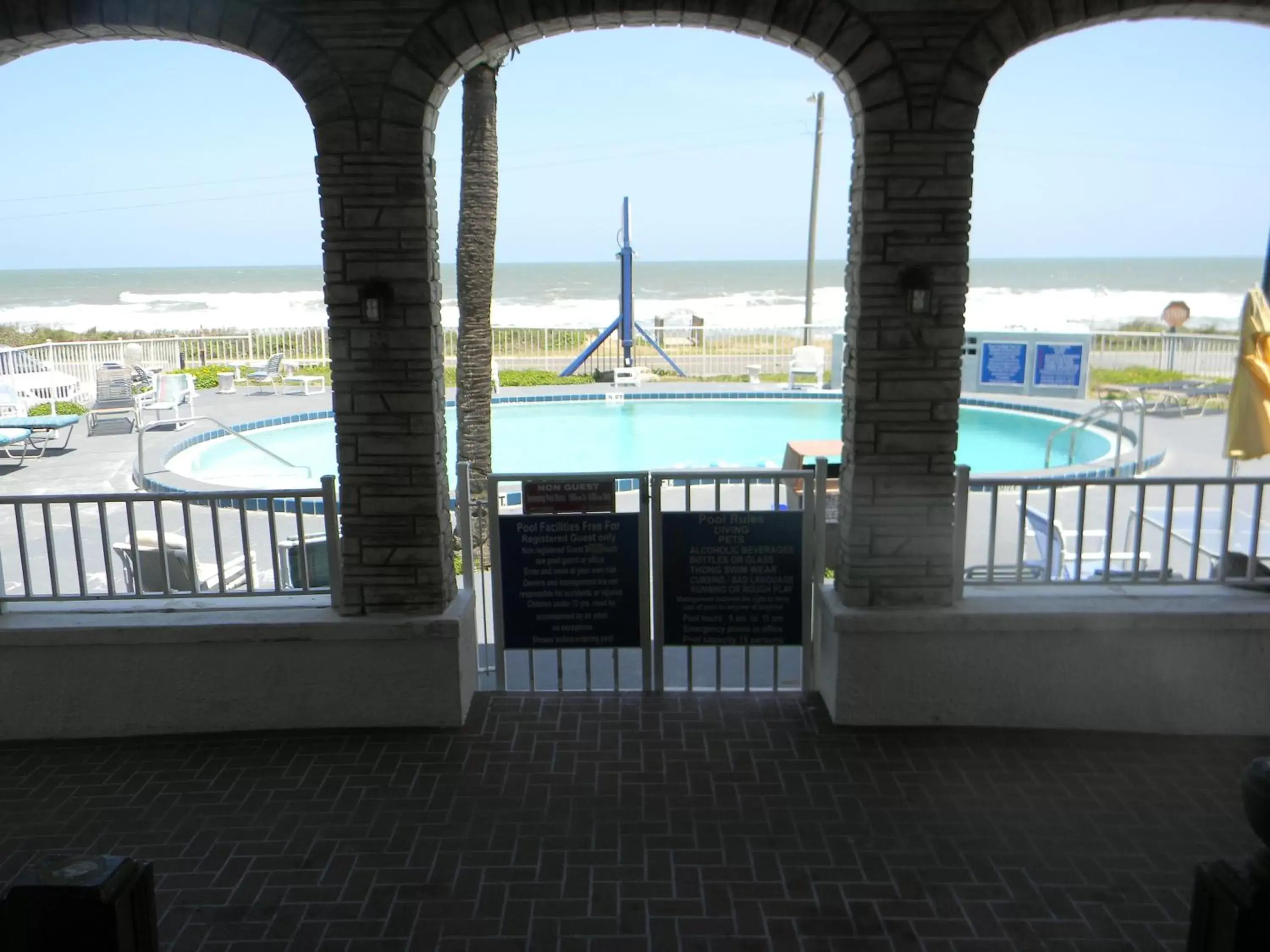 Facade/entrance, Pool View in Topaz Motel - Flagler Beach