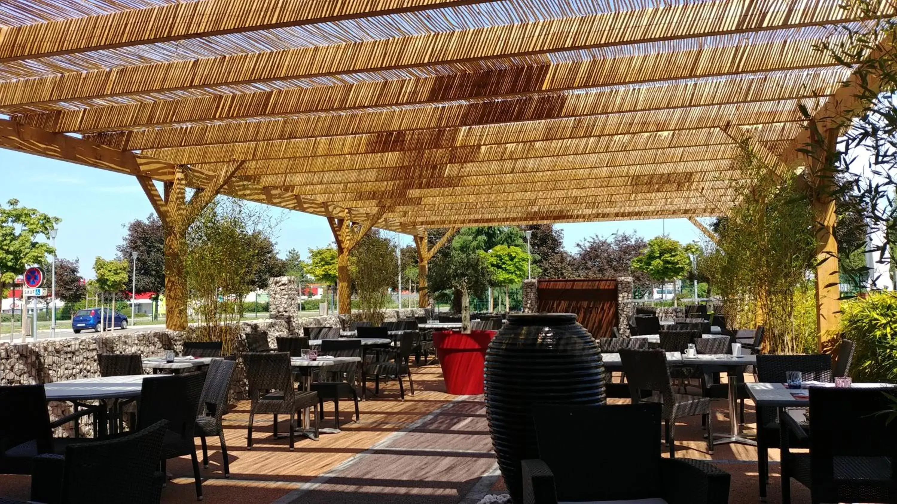 Patio, Restaurant/Places to Eat in ibis Europe Chalon Sur Saone