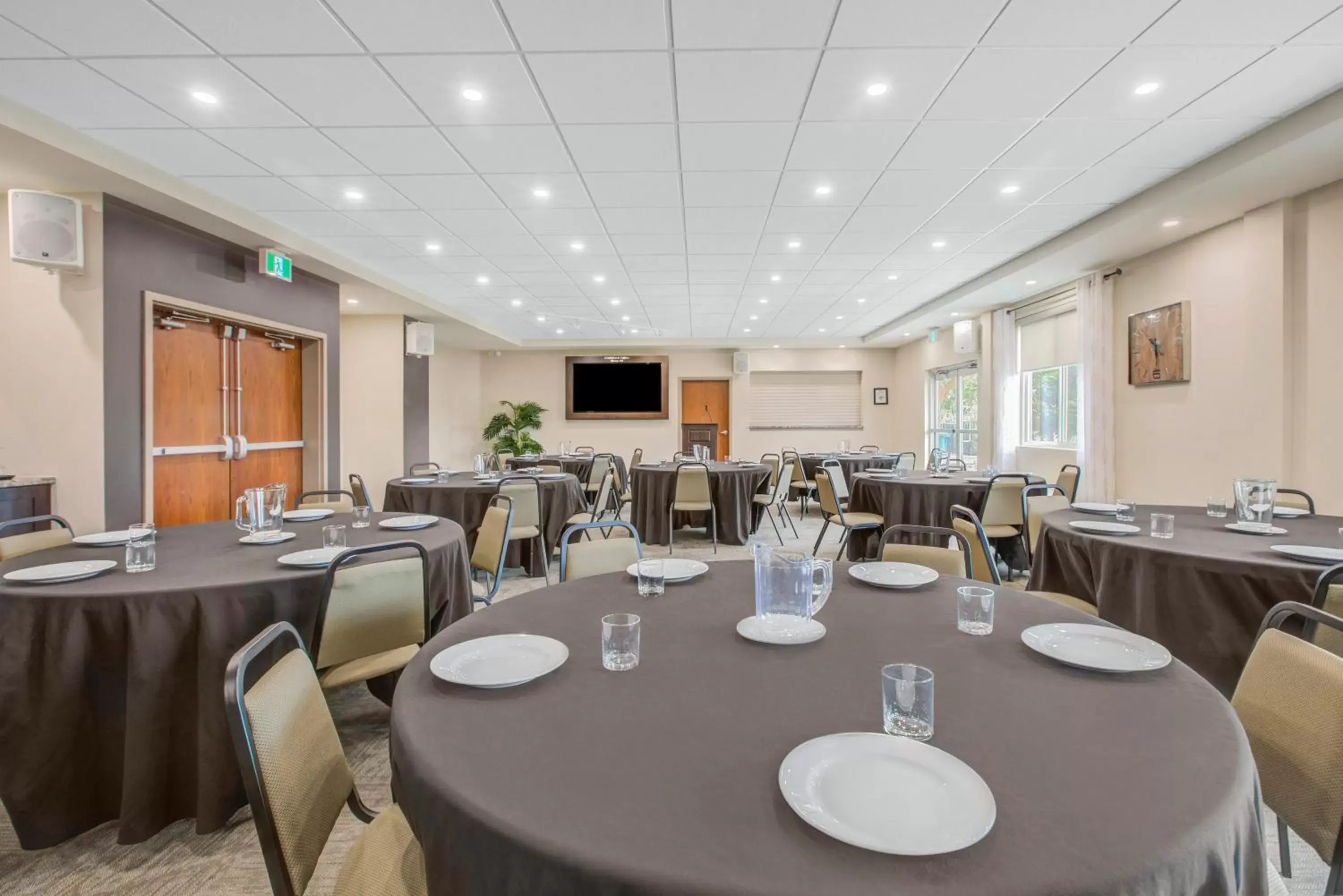 Meeting/conference room in Days Inn & Suites by Wyndham Lindsay