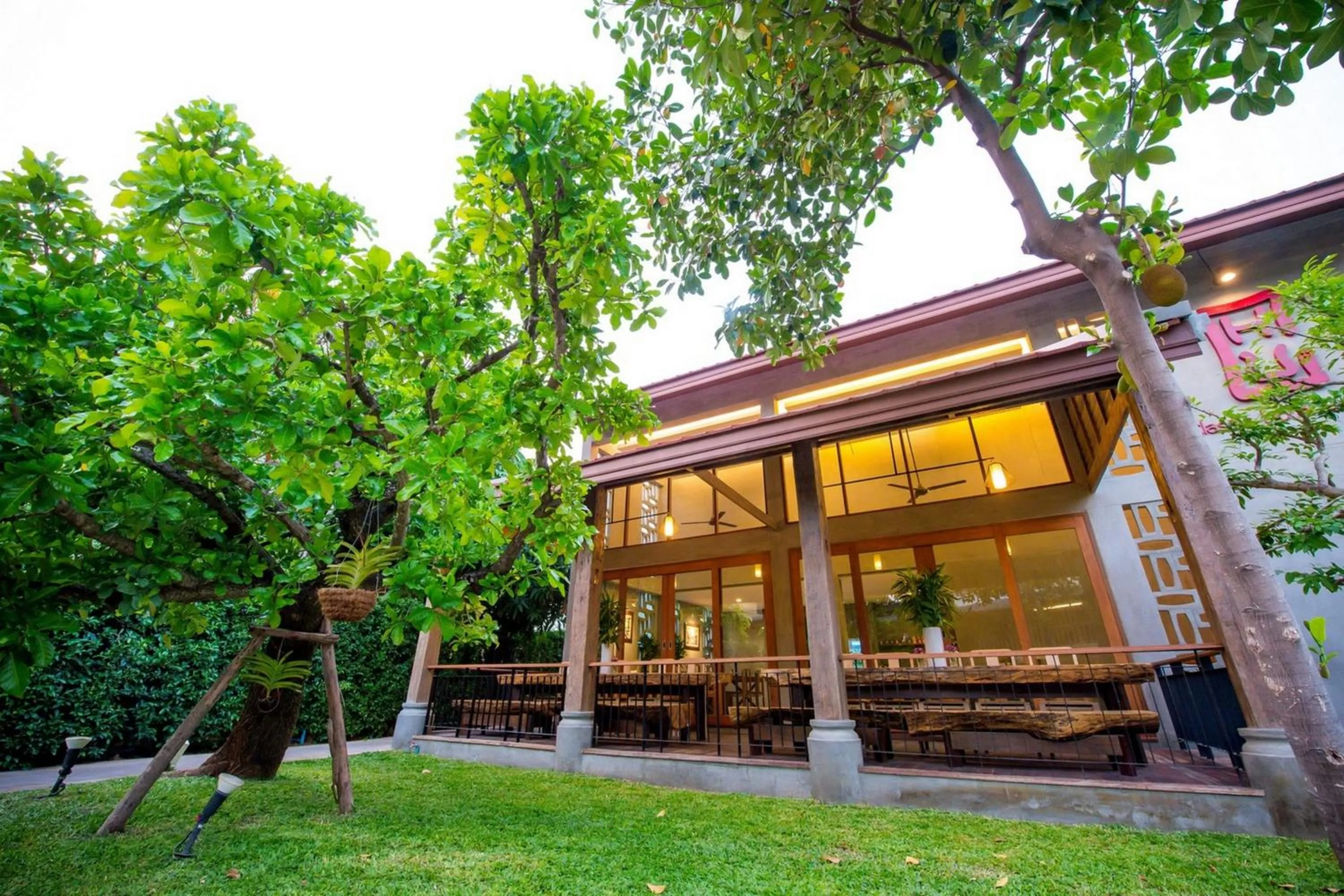 Restaurant/places to eat in Chu Hotel