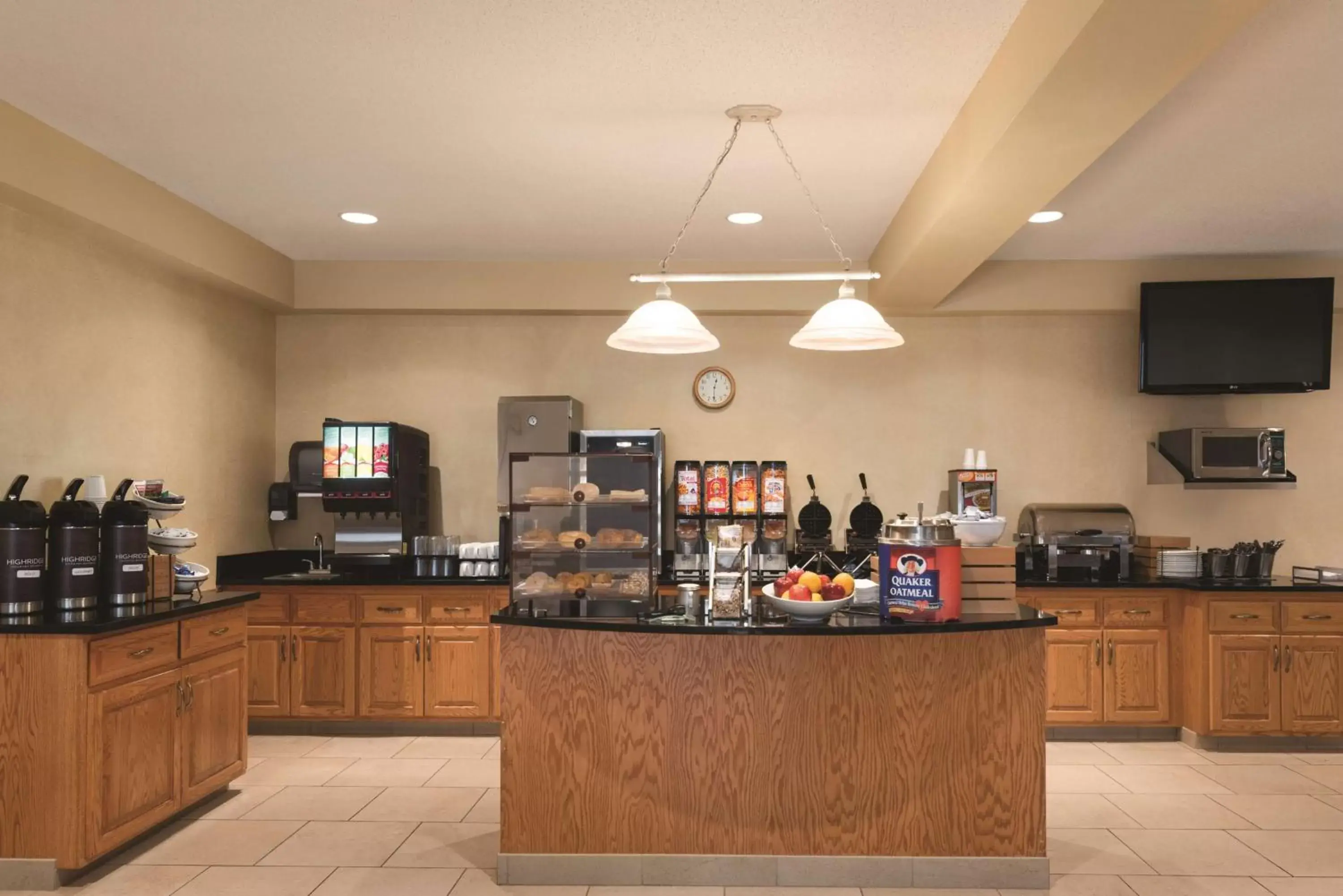 Restaurant/places to eat, Kitchen/Kitchenette in Country Inn & Suites by Radisson, Mankato Hotel and Conference Center, MN