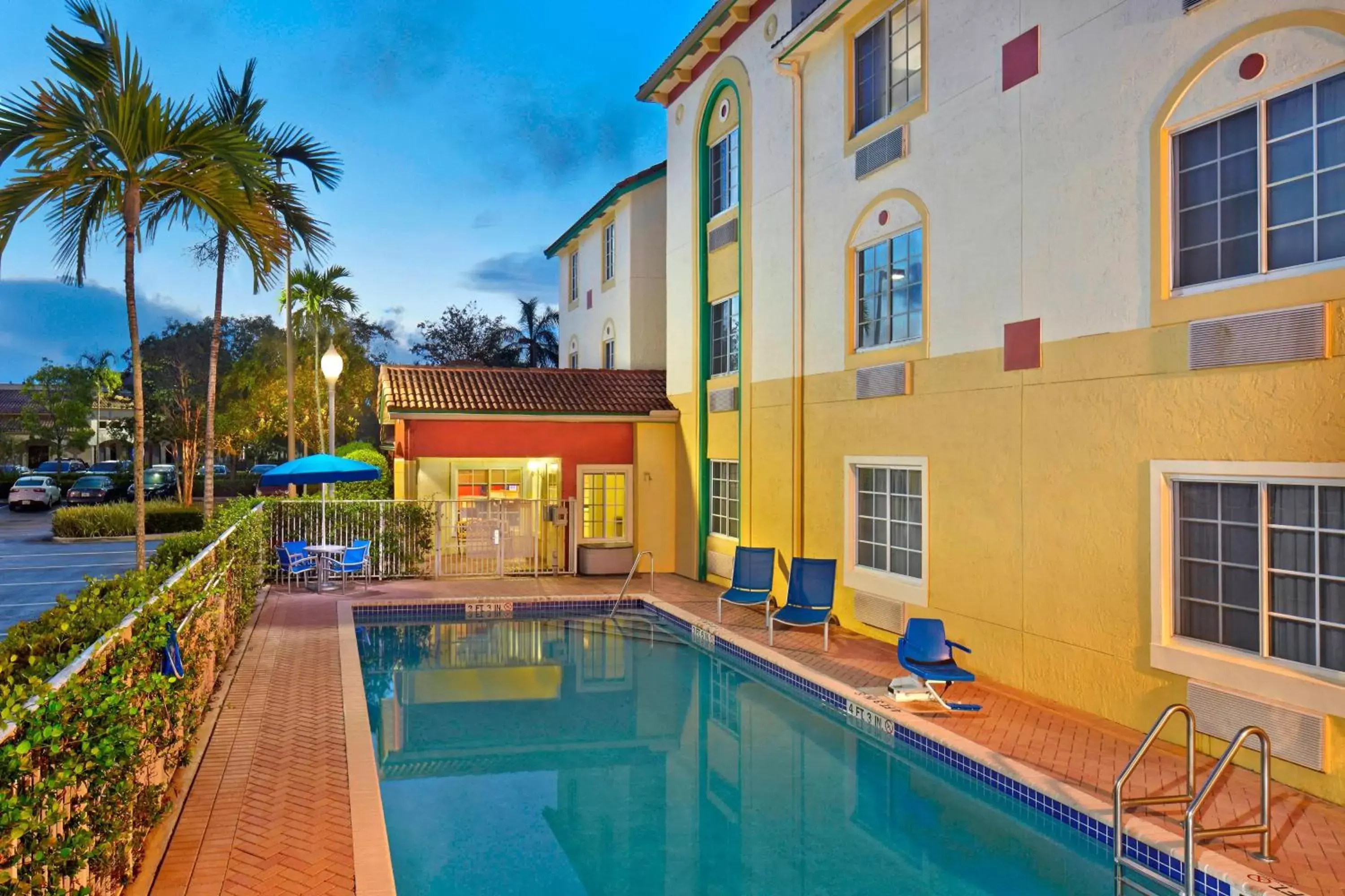 Swimming Pool in TownePlace Suites by Marriott Fort Lauderdale Weston