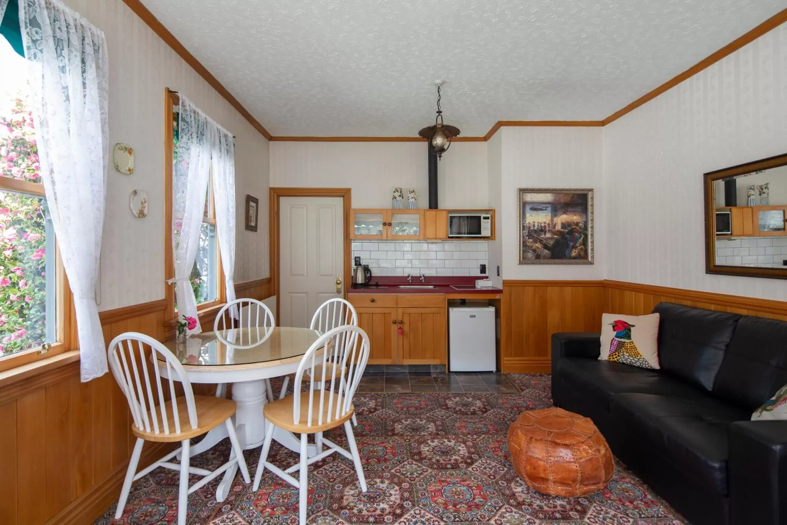 Seating Area in Settlers Cottage Motel