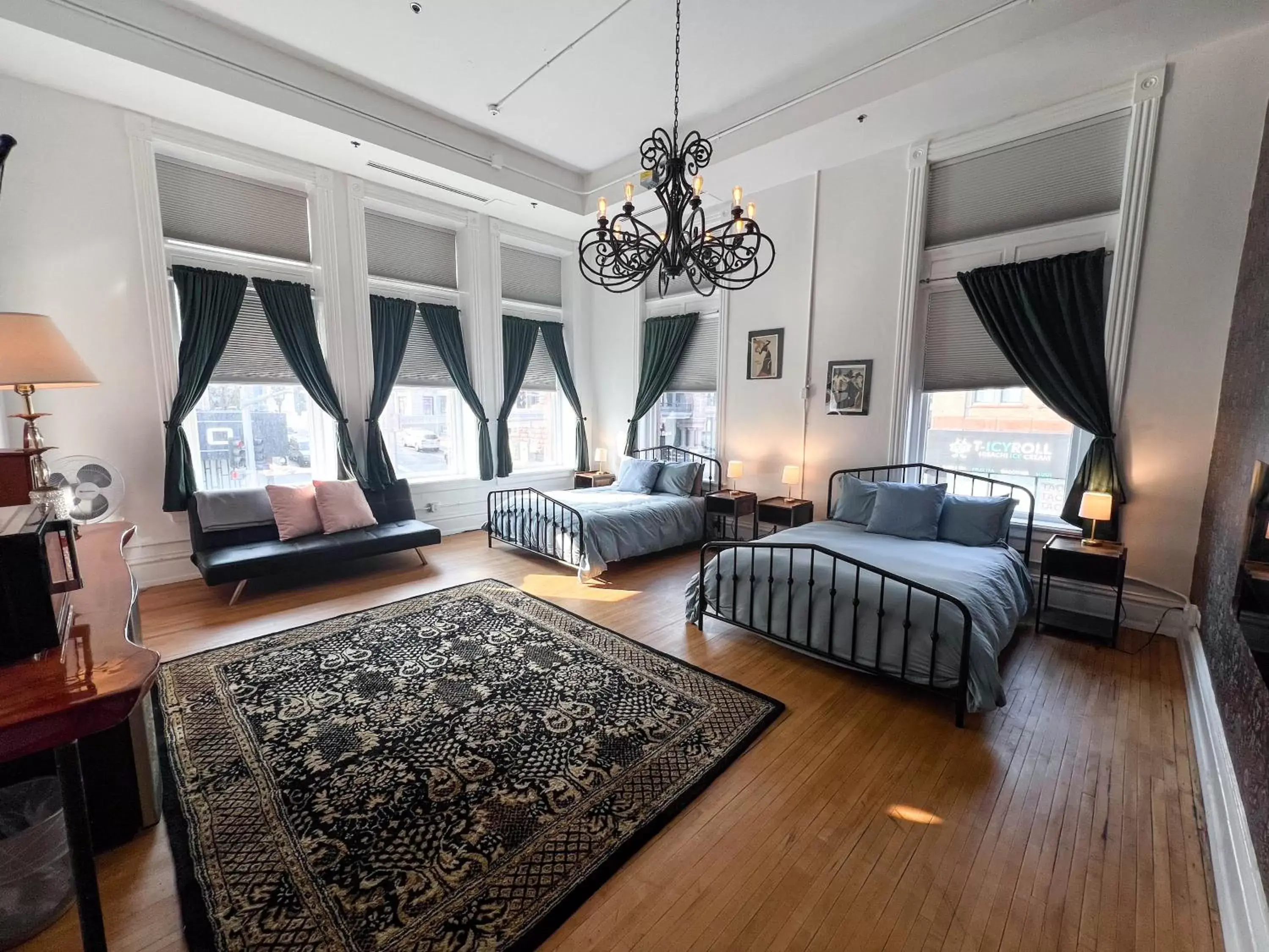 Bed, Seating Area in The Oliver Inn