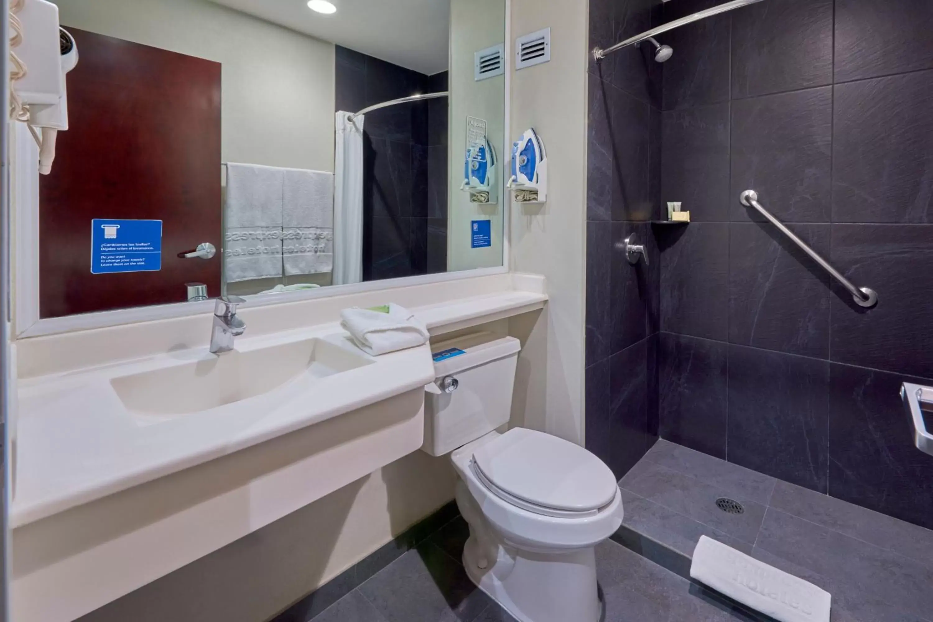 Photo of the whole room, Bathroom in City Express by Marriott Saltillo Norte