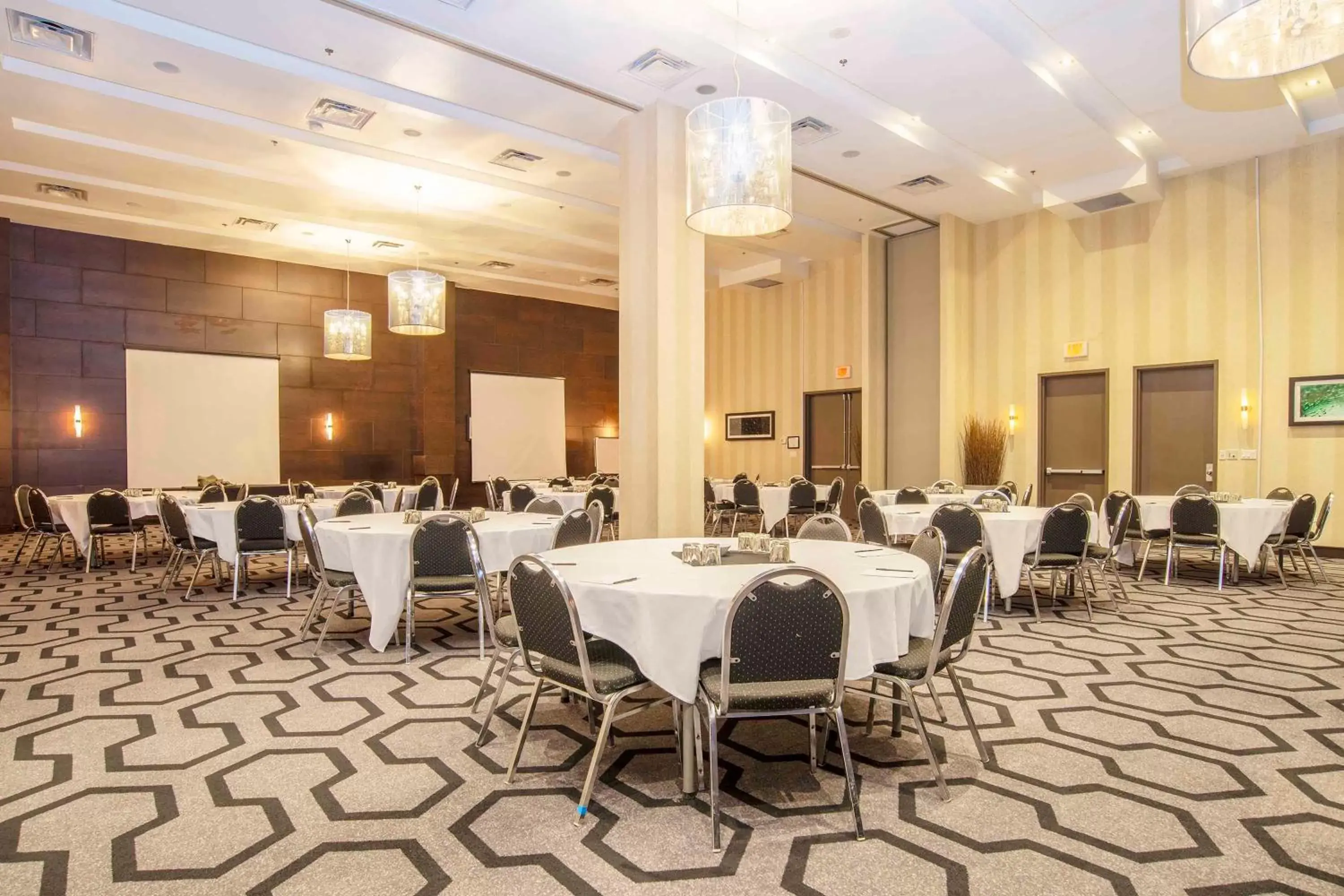 Meeting/conference room, Banquet Facilities in Sandman Signature Toronto Airport Hotel