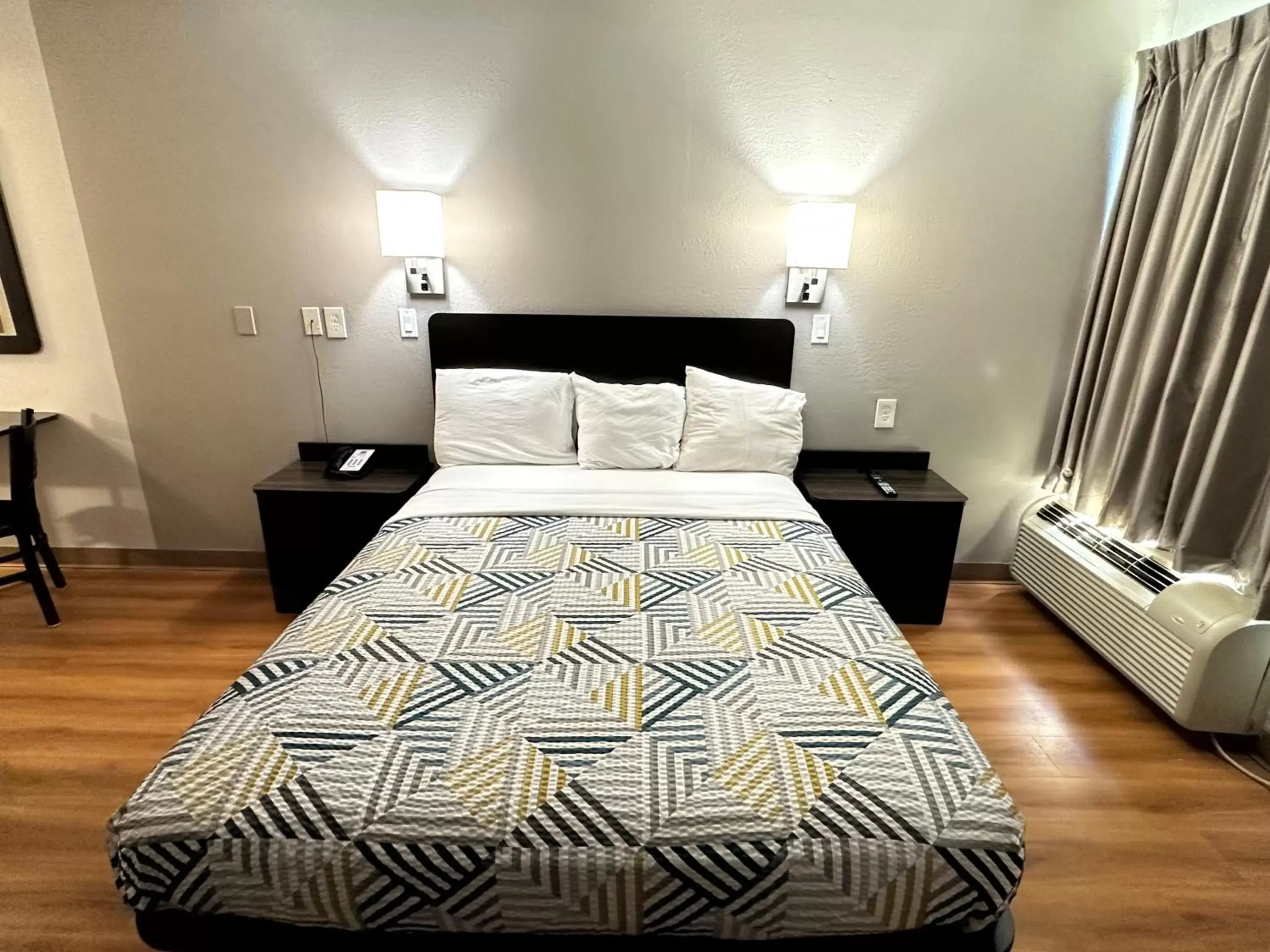 Deluxe Queen Room - single occupancy - Non-Smoking in Motel 6-Greensboro, NC - Airport Deluxe Queen Room - single occupancy - Non-Smoking in Motel 6-Greensboro, NC - Airport