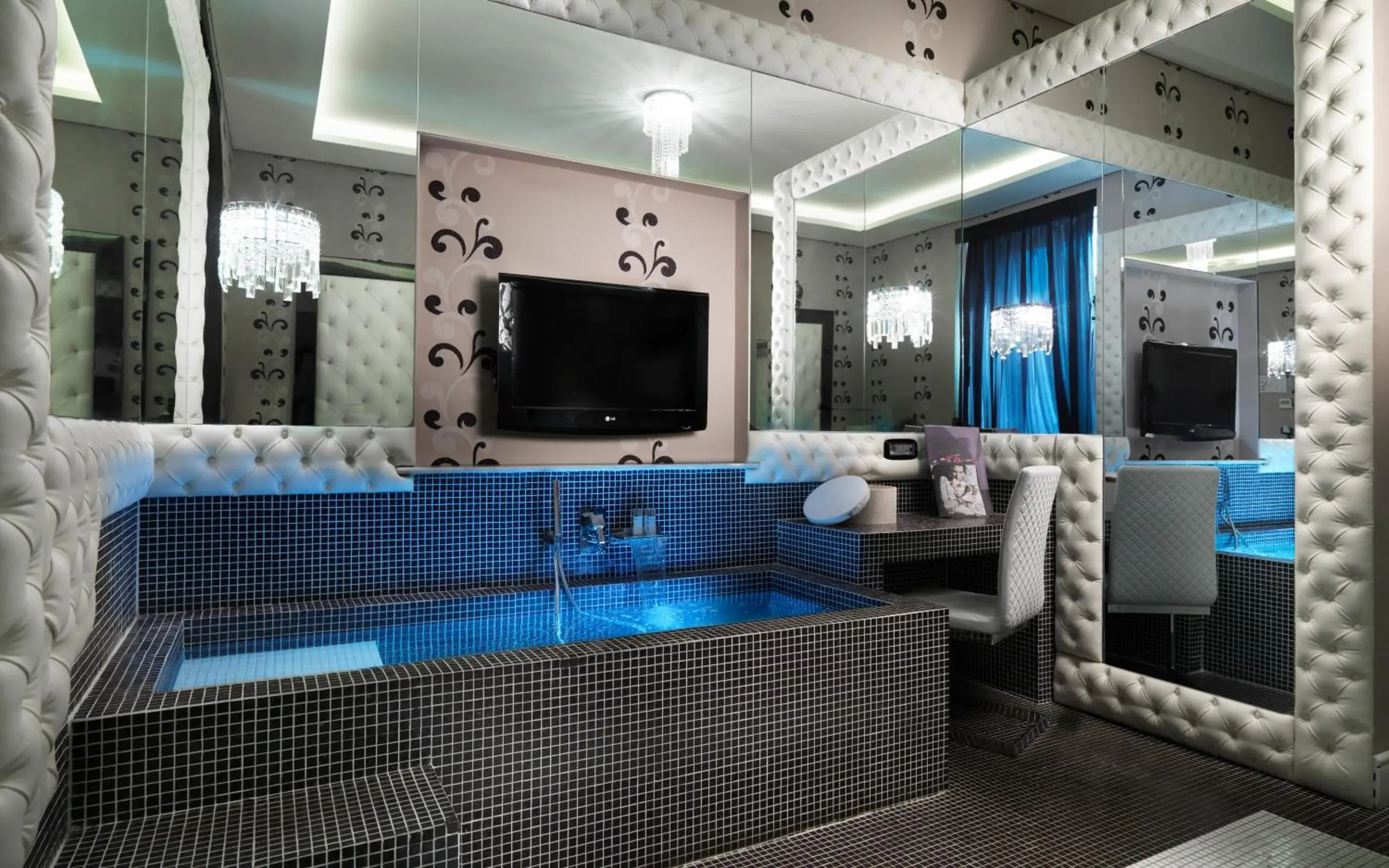 TV and multimedia, Bathroom in Spagna Royal Suite