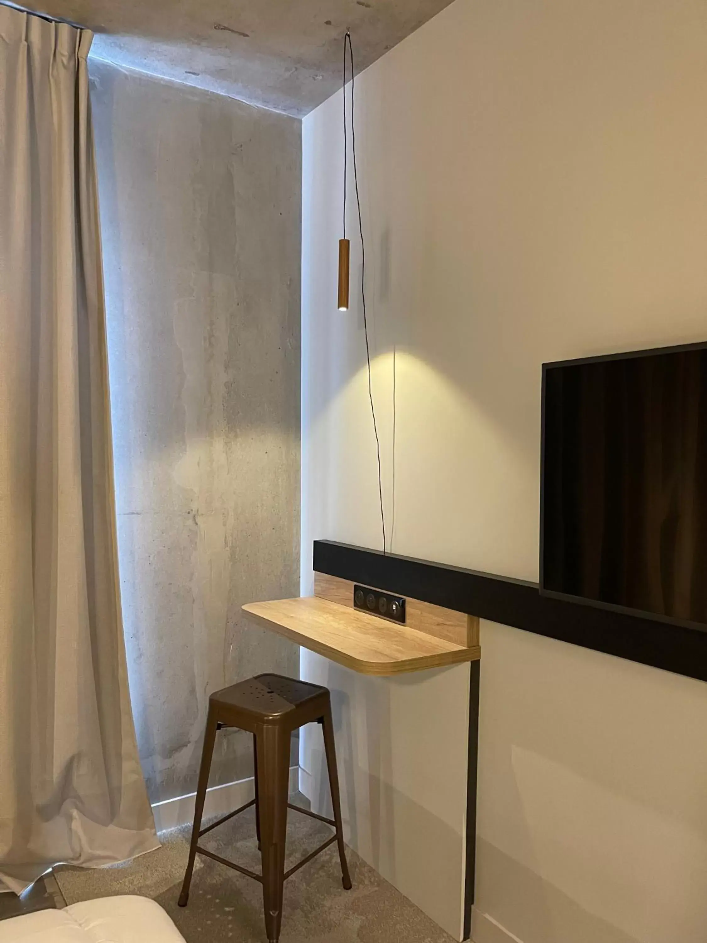 Bedroom, TV/Entertainment Center in Campanile Saint Brieuc - Centre Gare
