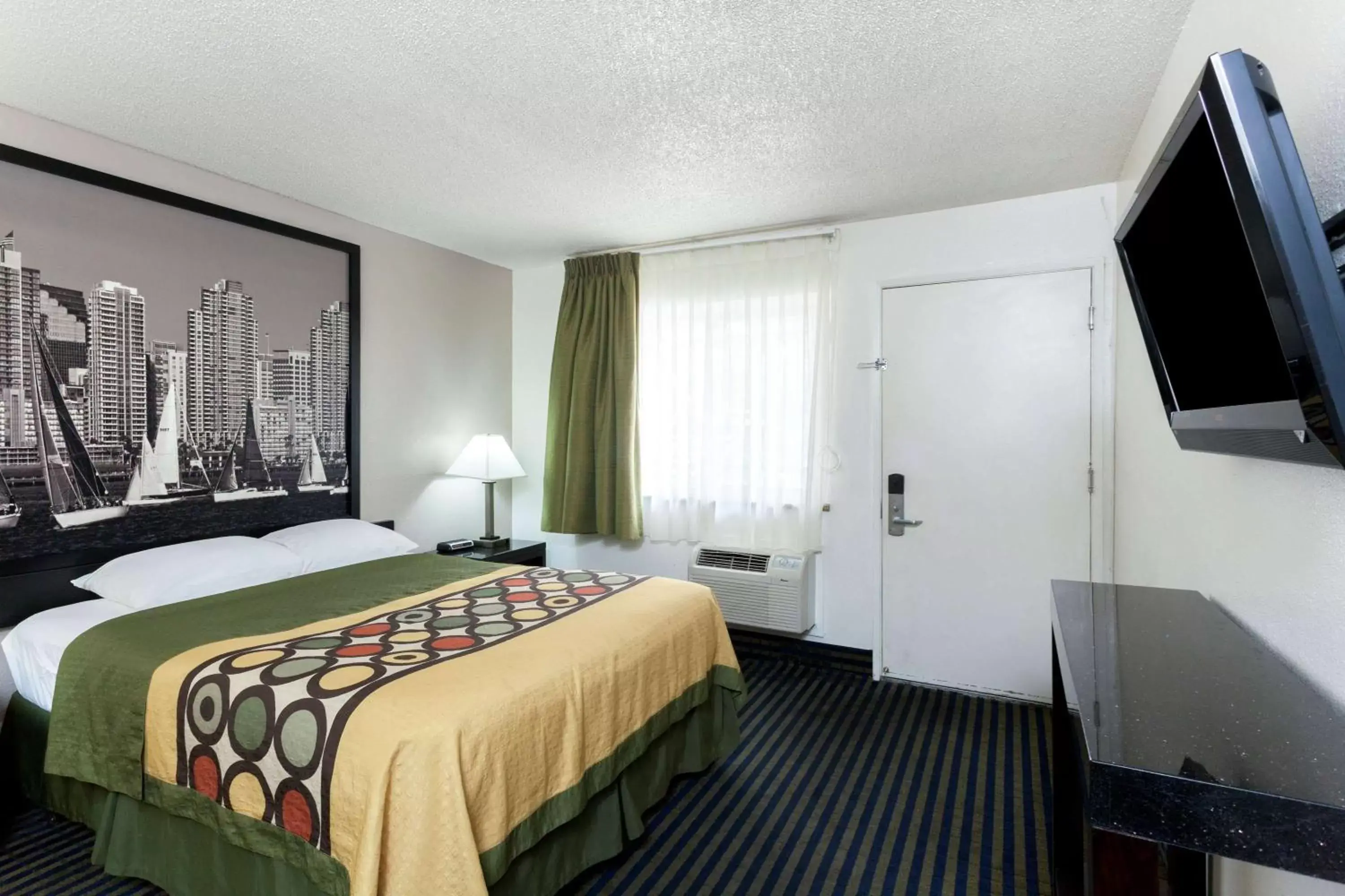 Photo of the whole room, Bed in Super 8 by Wyndham San Diego Hotel Circle
