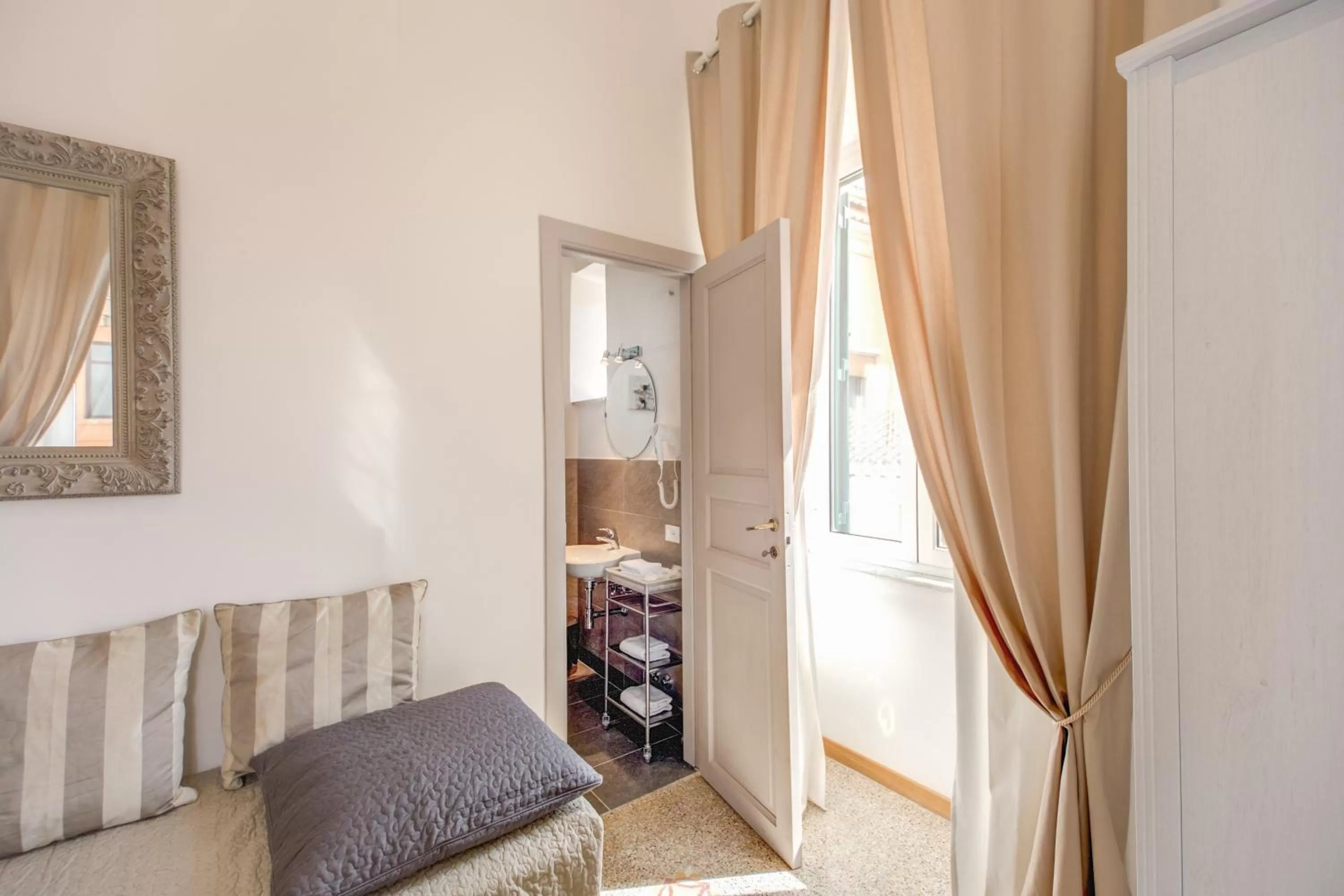 Seating area, Bed in Biancorèroma B&B