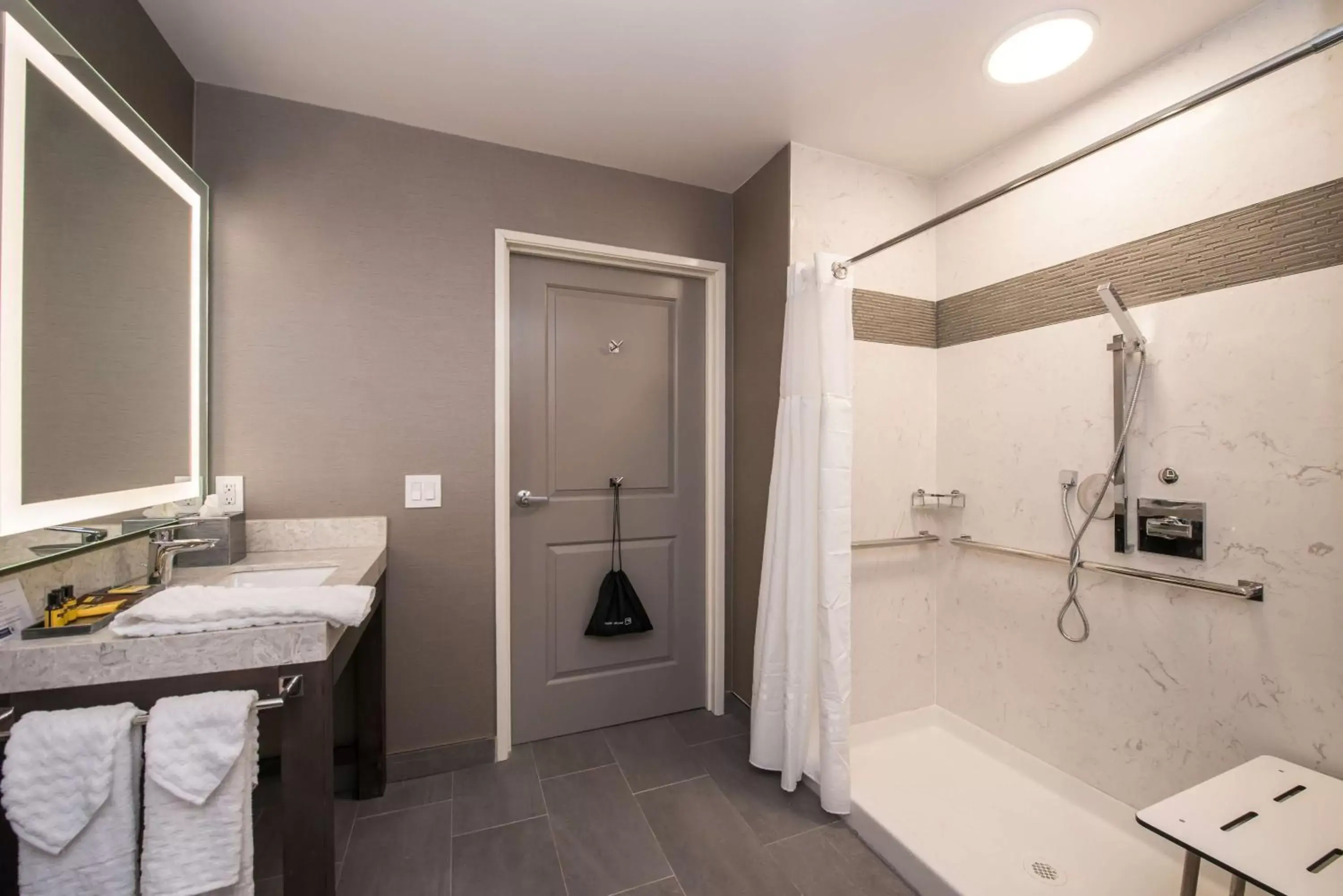 Bathroom in Best Western Plus Temecula Wine Country Hotel & Suites