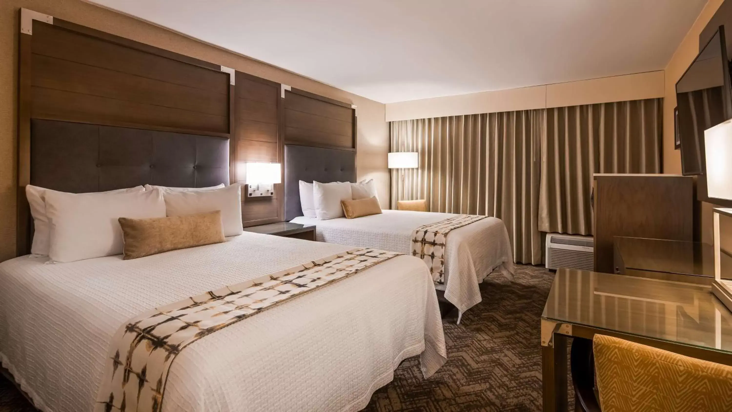 Bed in Best Western Premier Kansas City Sports Complex Hotel