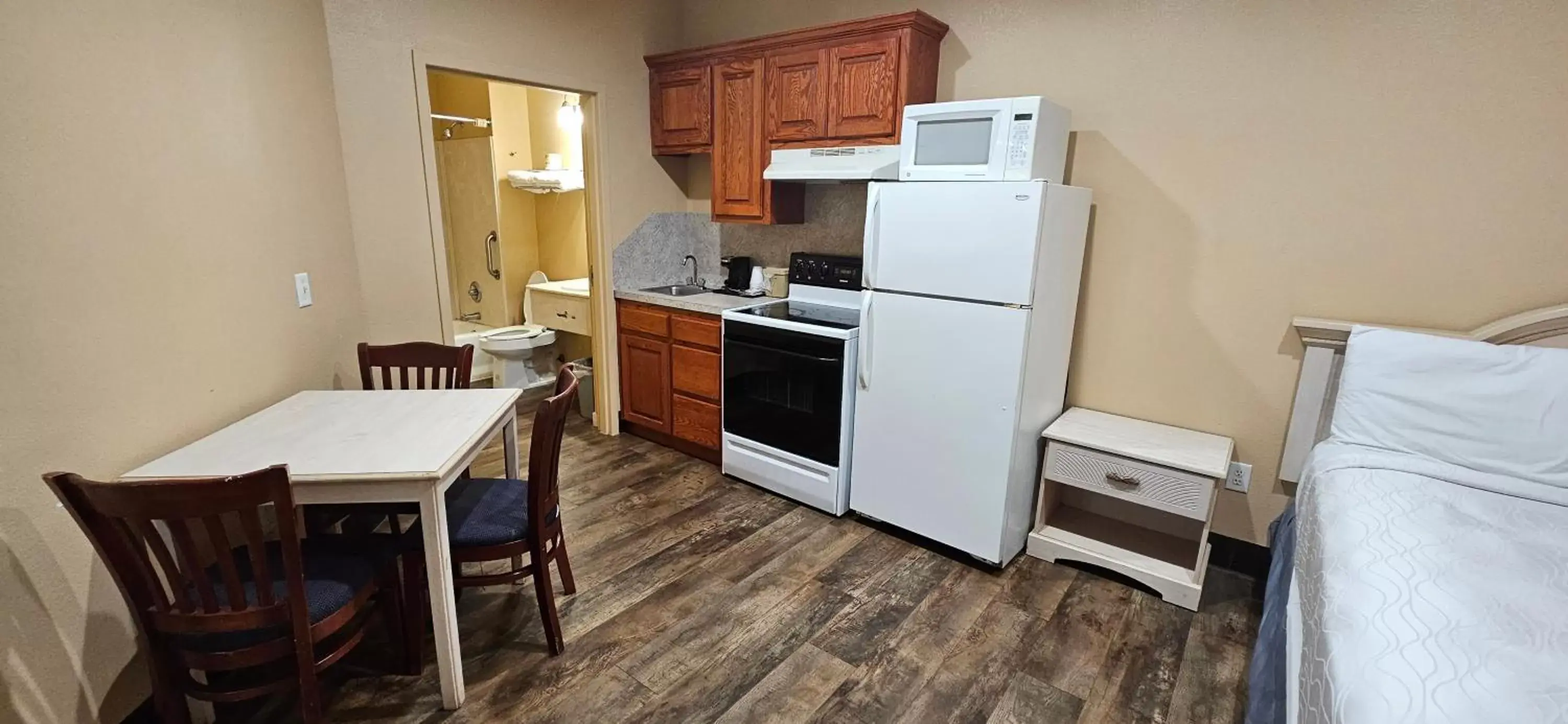 Dining area, Kitchen/Kitchenette in Weston Inn & Suites