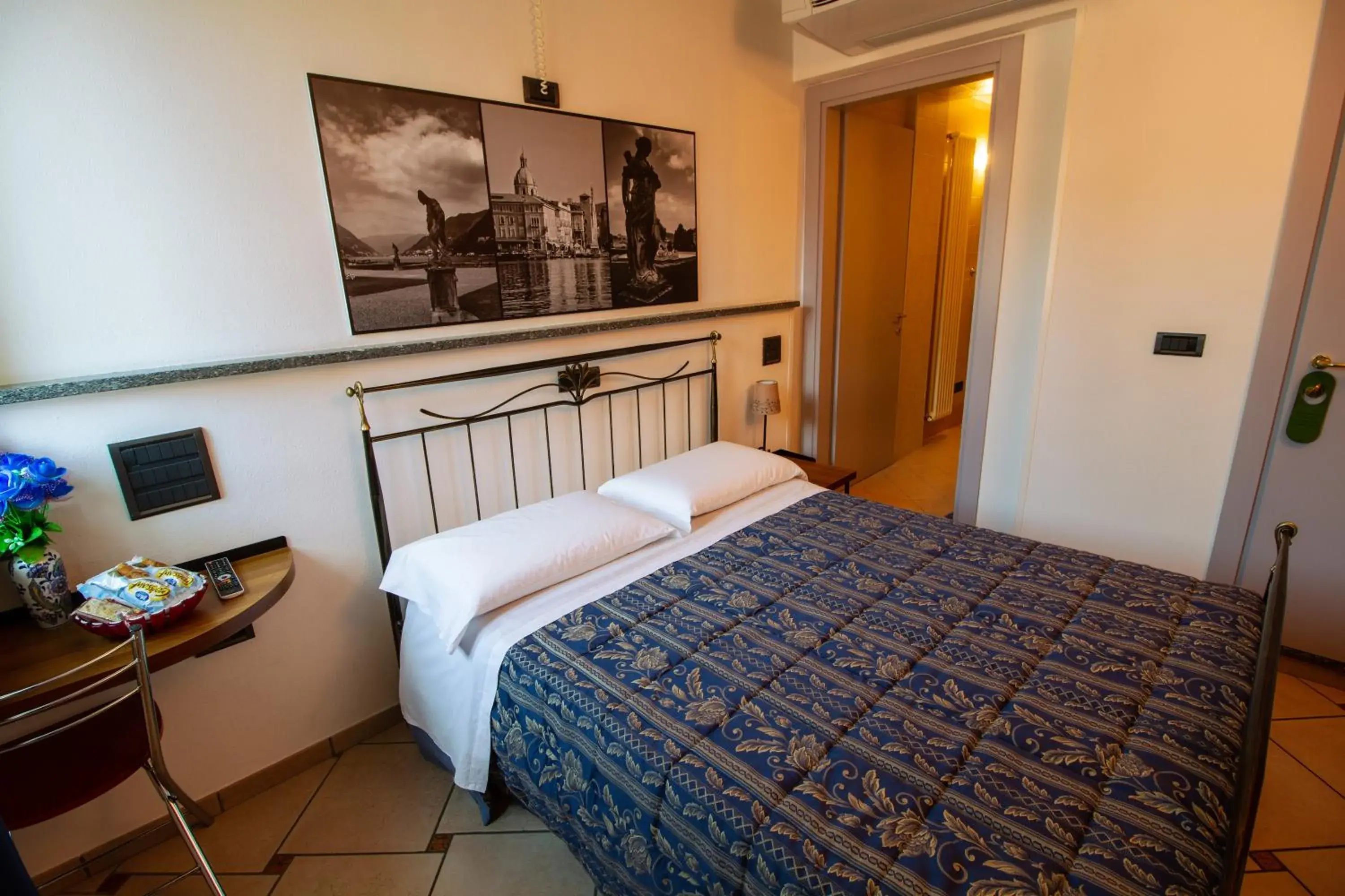Photo of the whole room, Room Photo in In Riva Al Lago