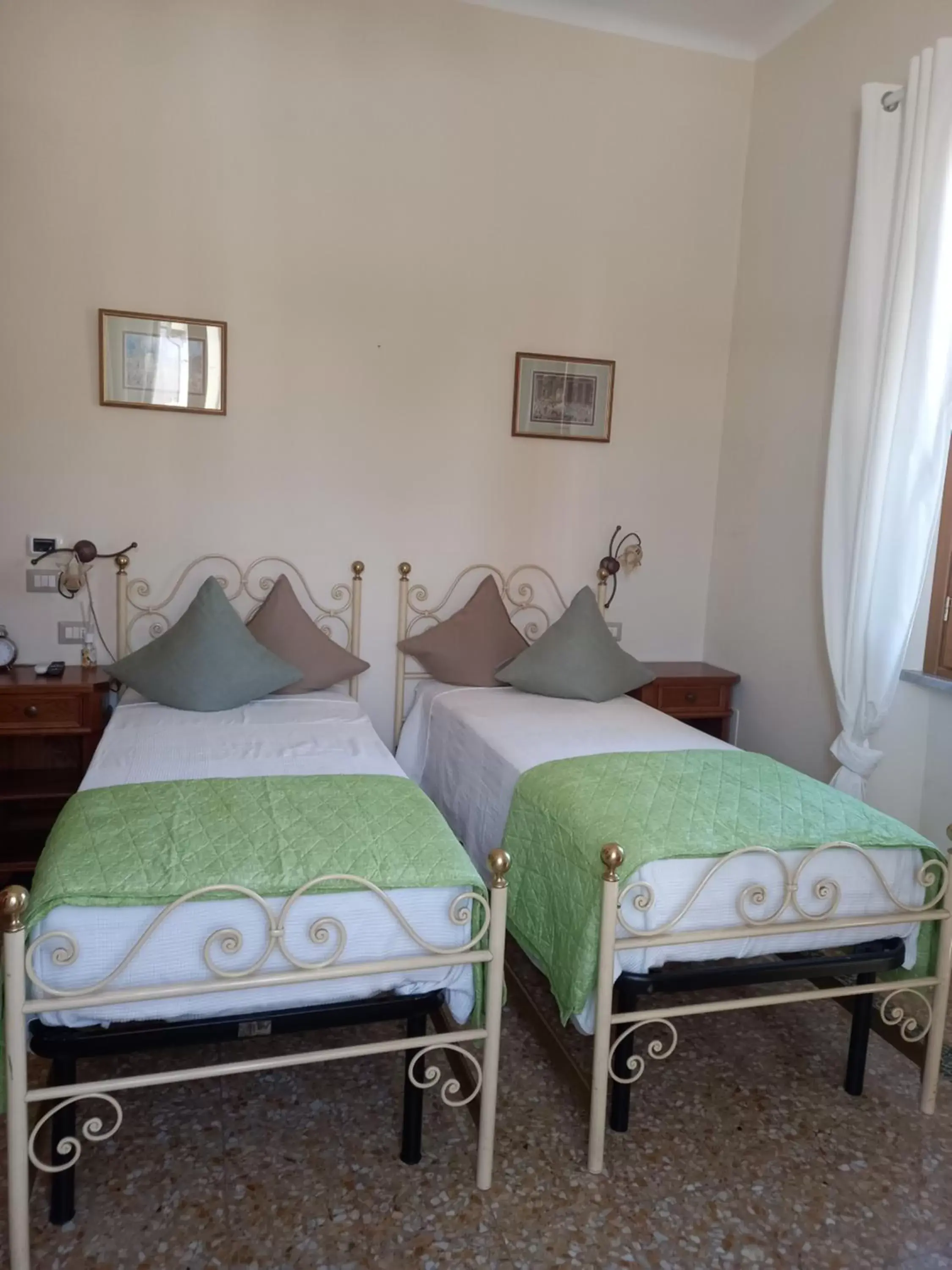 Bed in BnB Villa Melany vicino Centro