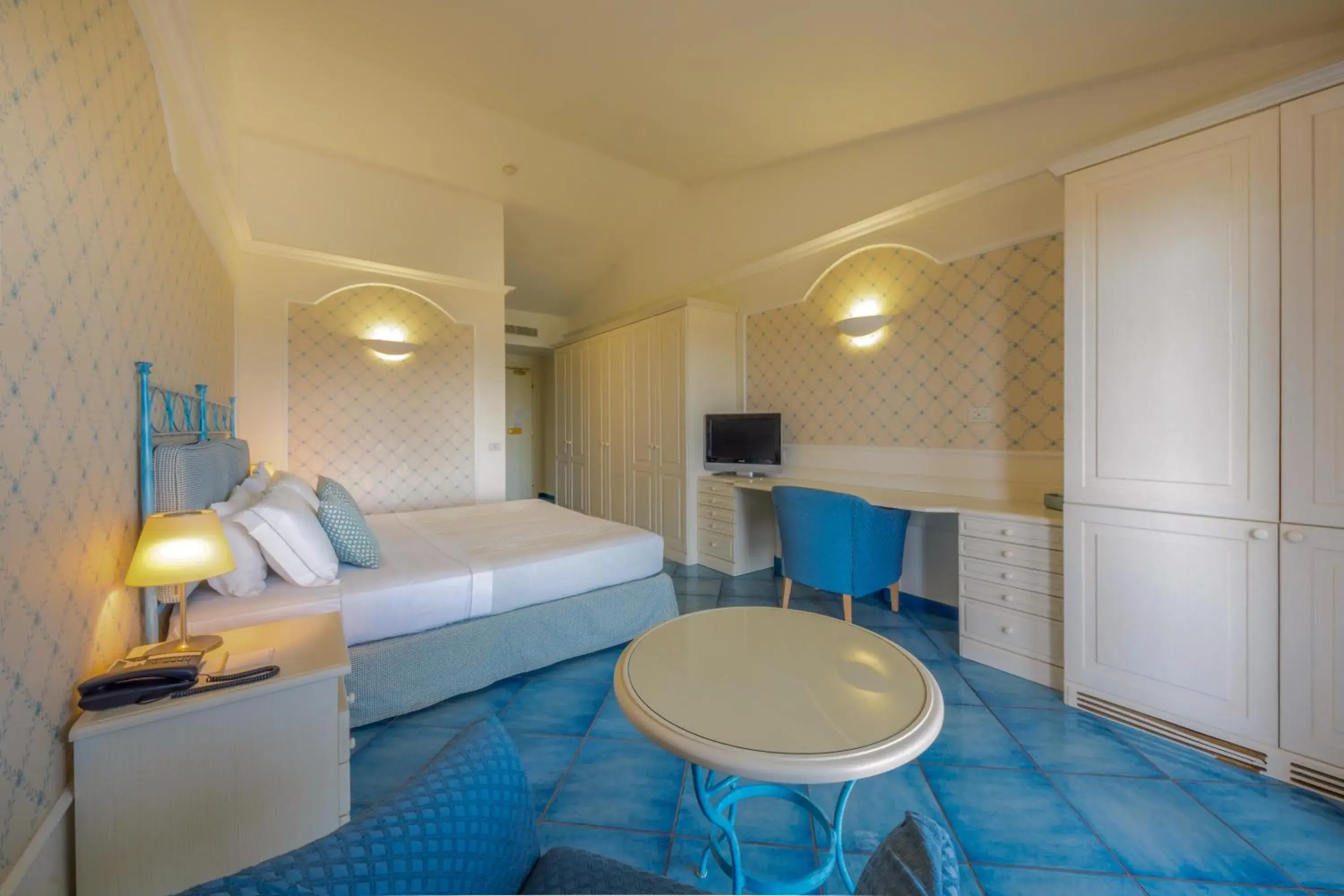 Triple Room in Hotel Santa Gilla Triple Room in Hotel Santa Gilla