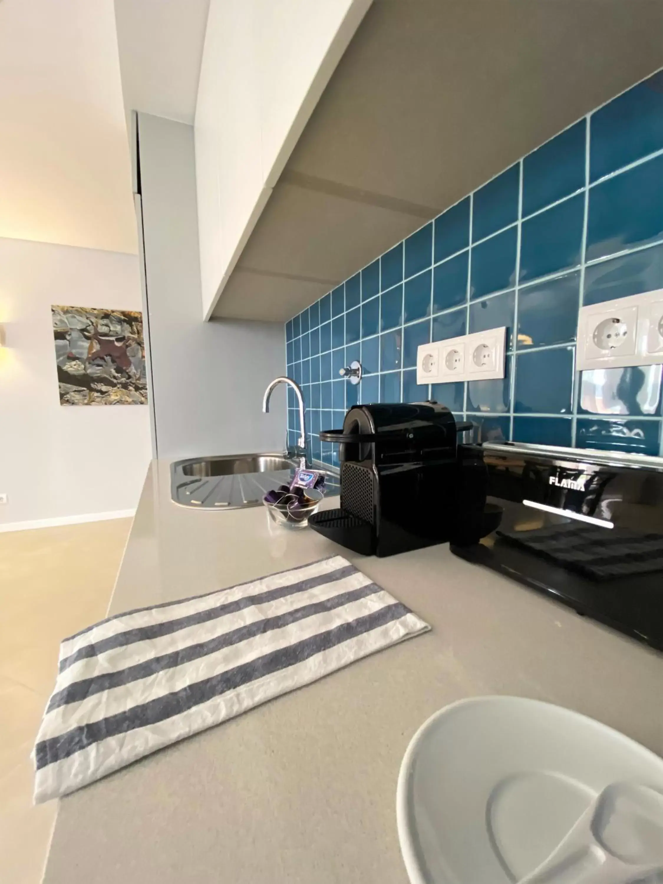 Coffee/tea facilities, Kitchen/Kitchenette in Cardeal Suites & Apartments